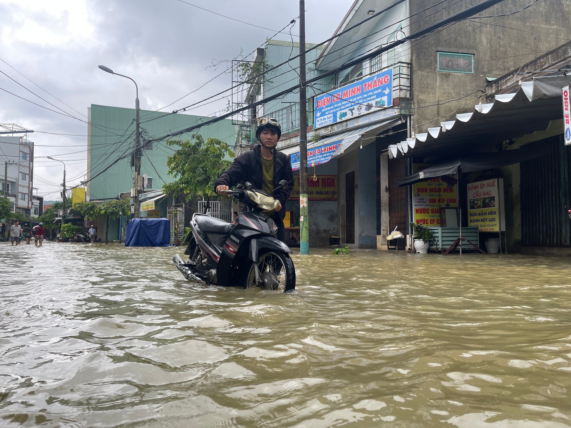 Đà Nẵng ngớt mưa, nhiều khu dân cư vẫn ngập - Ảnh 3.