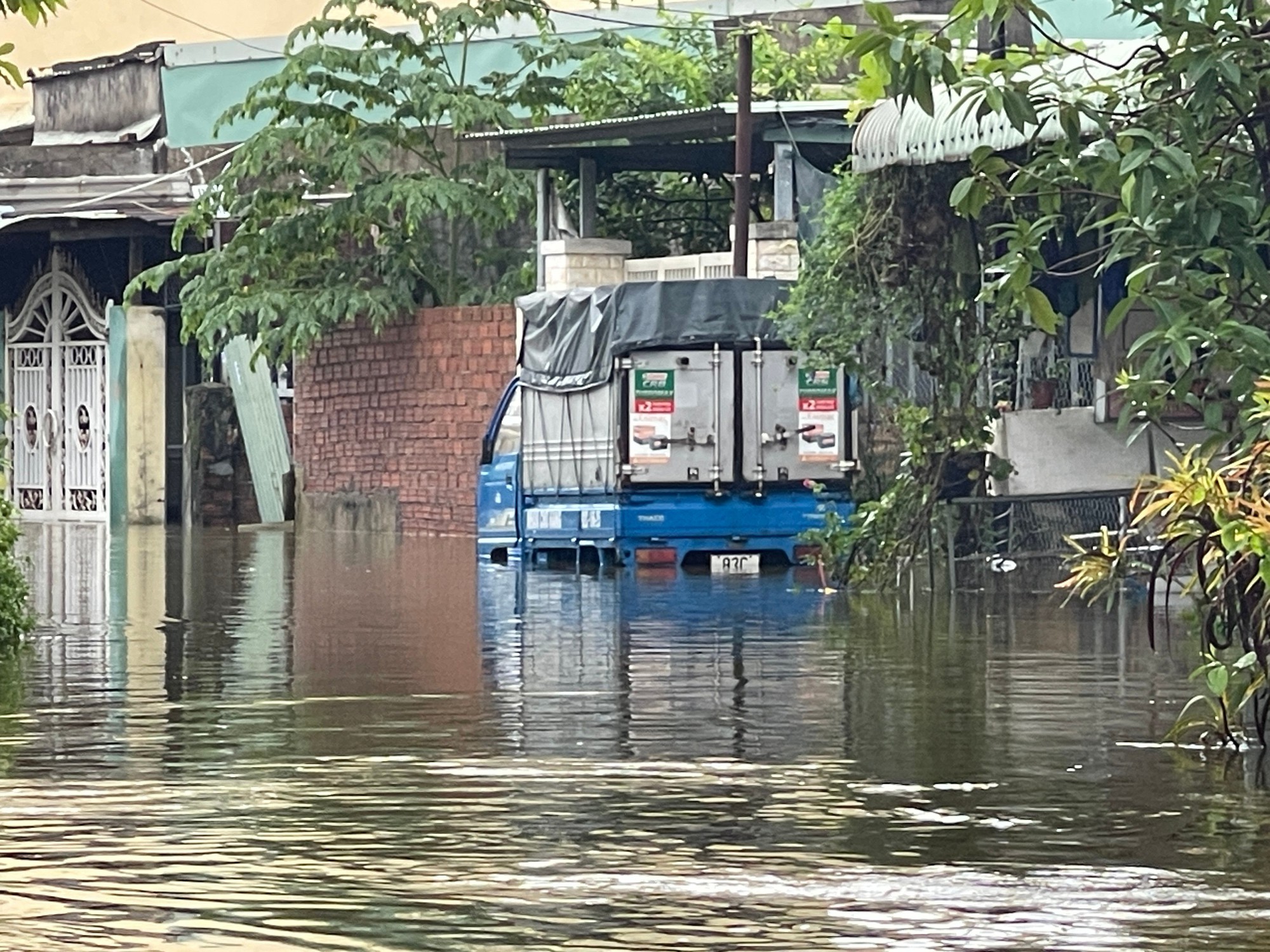 Đà Nẵng ngớt mưa, nhiều khu dân cư vẫn ngập - Ảnh 4.