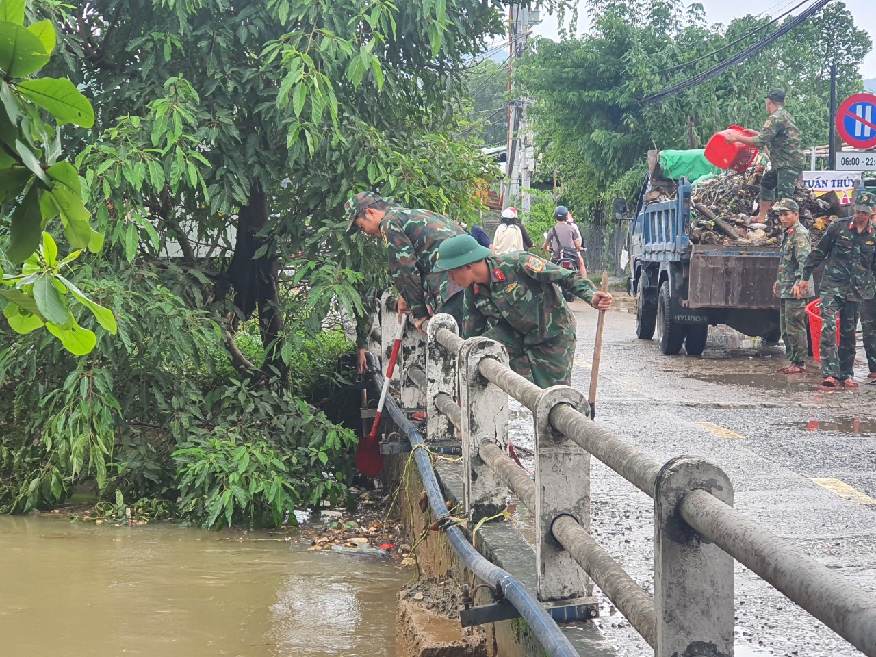 Đà Nẵng ngớt mưa, nhiều khu dân cư vẫn ngập - Ảnh 7.