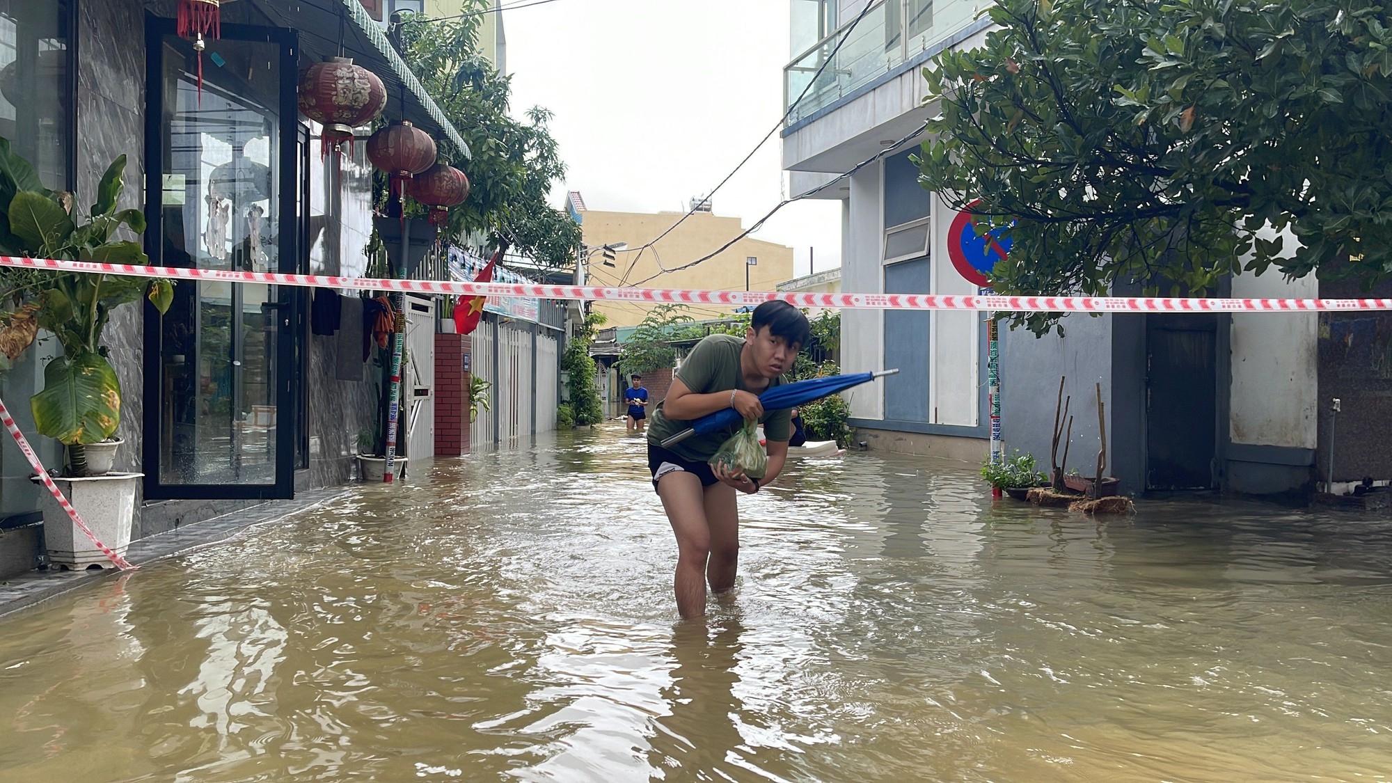 Đà Nẵng ngớt mưa, nhiều khu dân cư vẫn ngập - Ảnh 5.