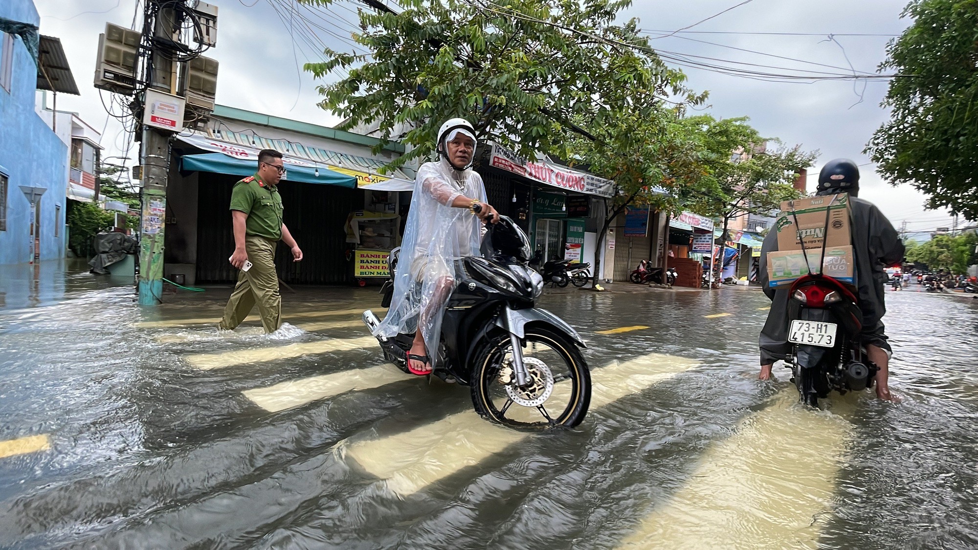 Đà Nẵng ngớt mưa, nhiều khu dân cư vẫn ngập - Ảnh 8.