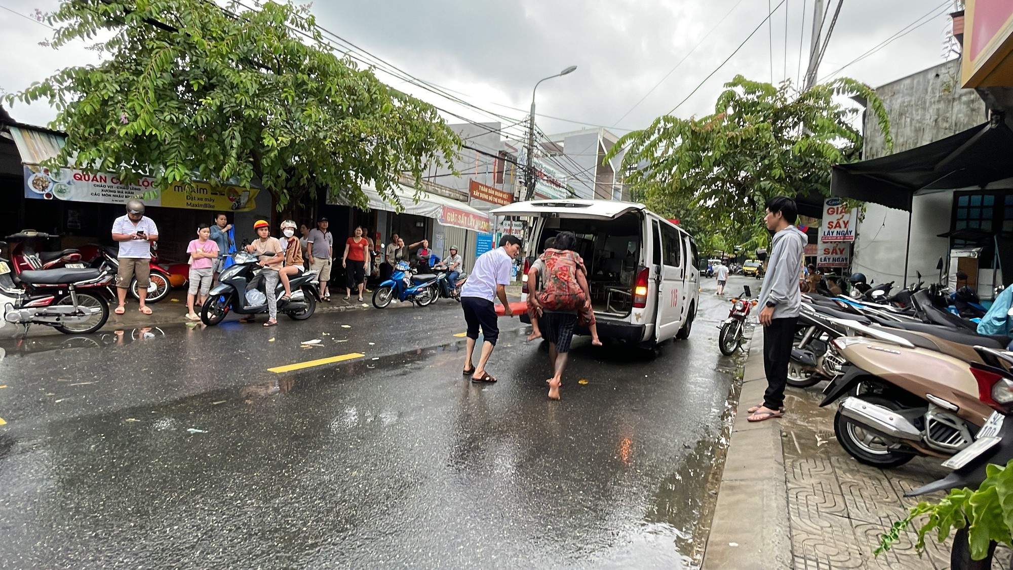 Đà Nẵng ngớt mưa, nhiều khu dân cư vẫn ngập - Ảnh 9.
