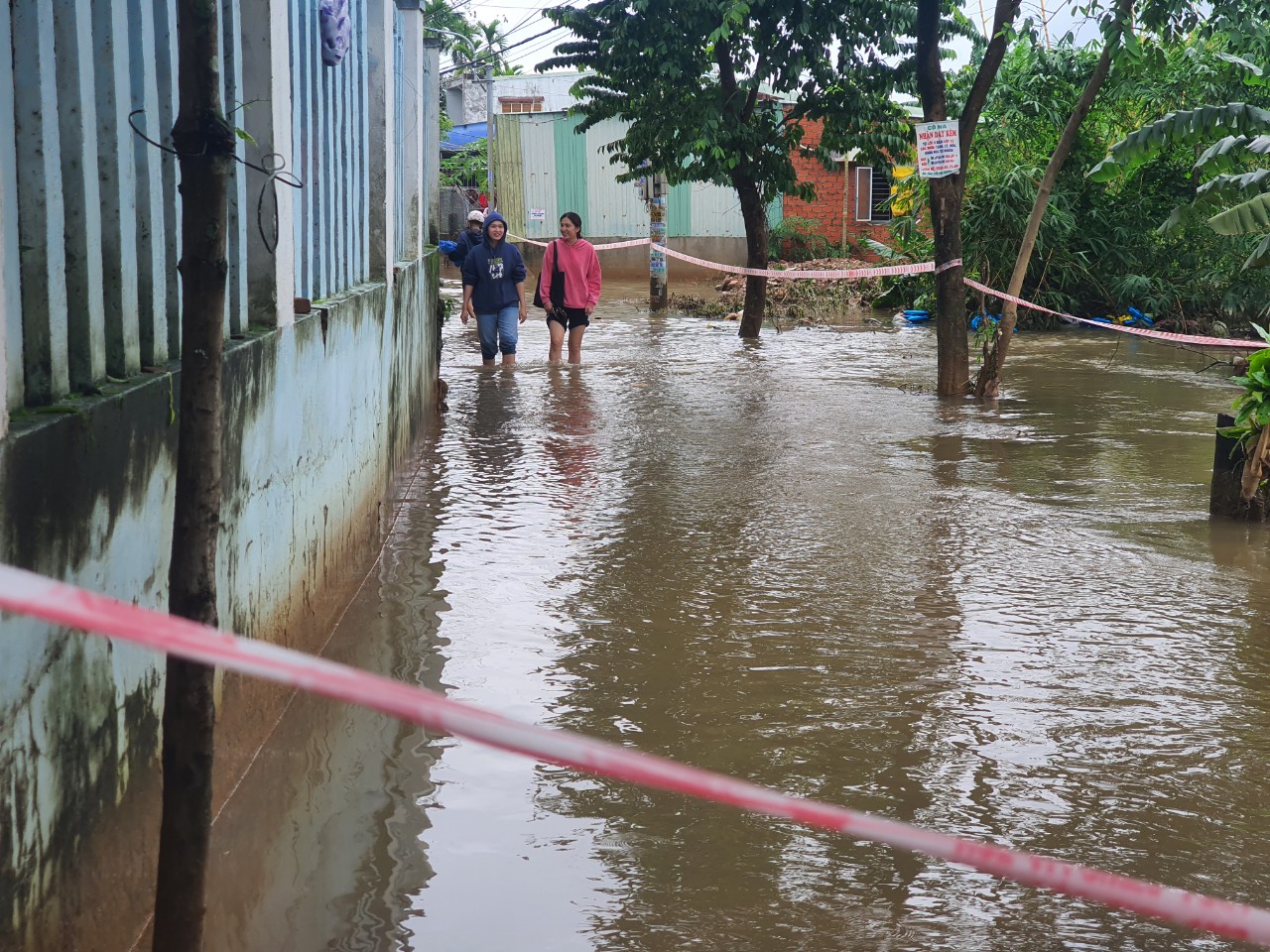 Đà Nẵng ngớt mưa, nhiều khu dân cư vẫn ngập - Ảnh 10.