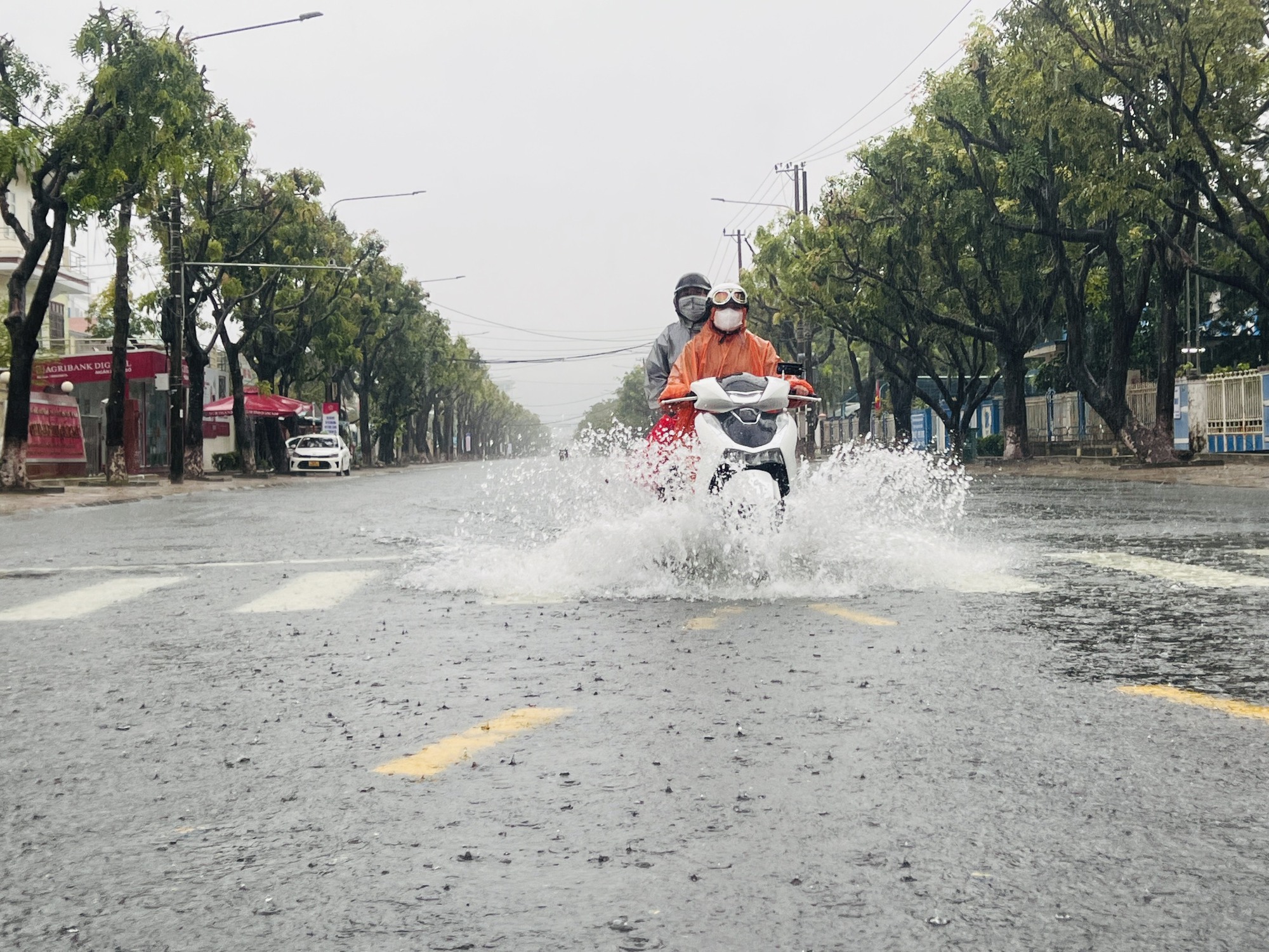 Mưa xối xả, nhiều tuyến đường, khu dân cư tại Tam Kỳ thành sông  - Ảnh 5.