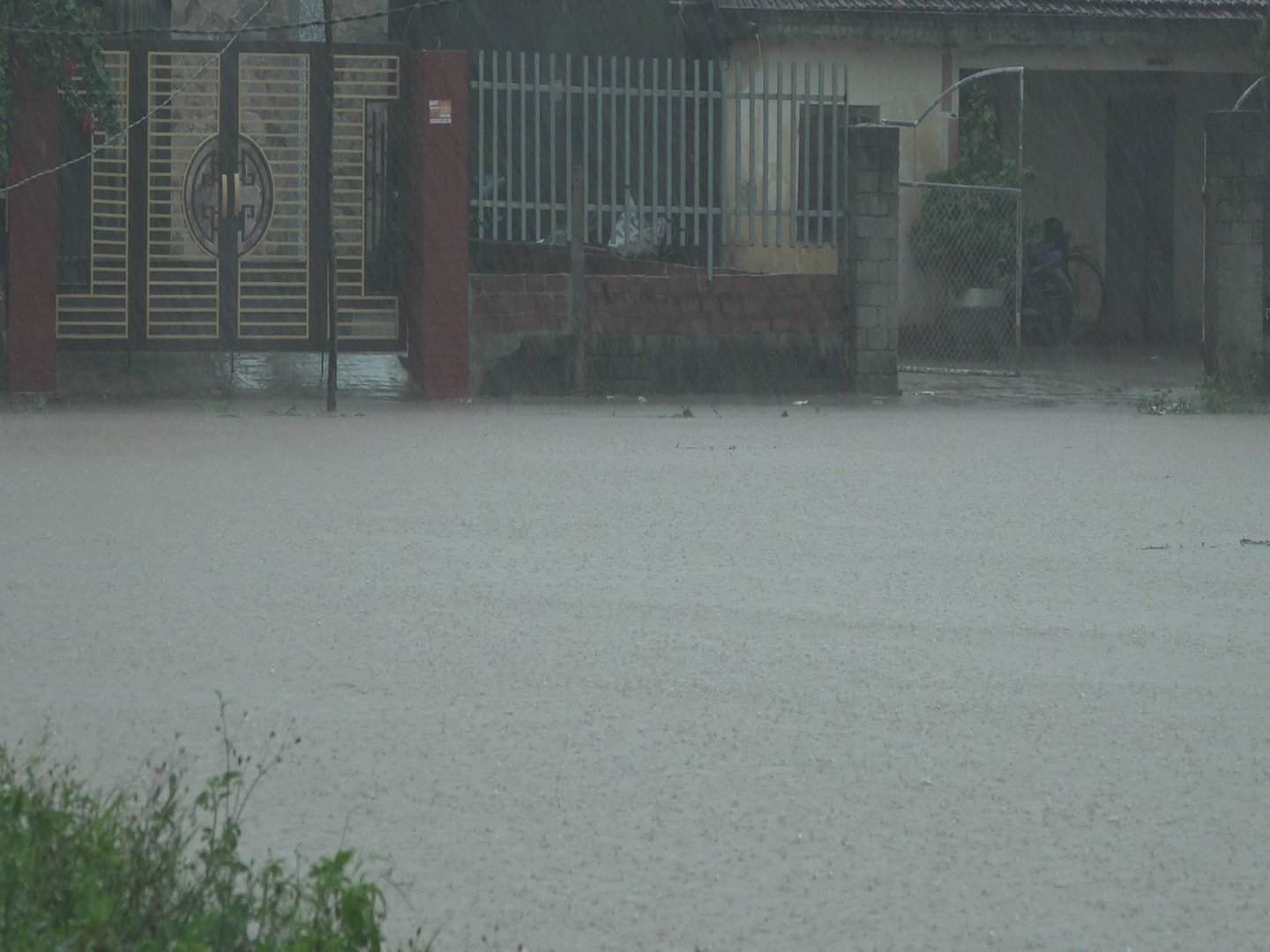Quảng Ngãi mưa lớn kéo dài nhiều nơi bị ngập, giao thông chia cắt - Ảnh 2.
