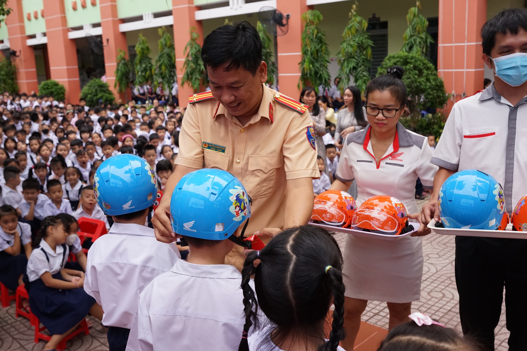 HEAD Sơn Minh trao mũ bảo hiểm cho học sinh trường tiểu học Đinh Tiên Hoàng (TP Thủ Đức) - Ảnh 2.