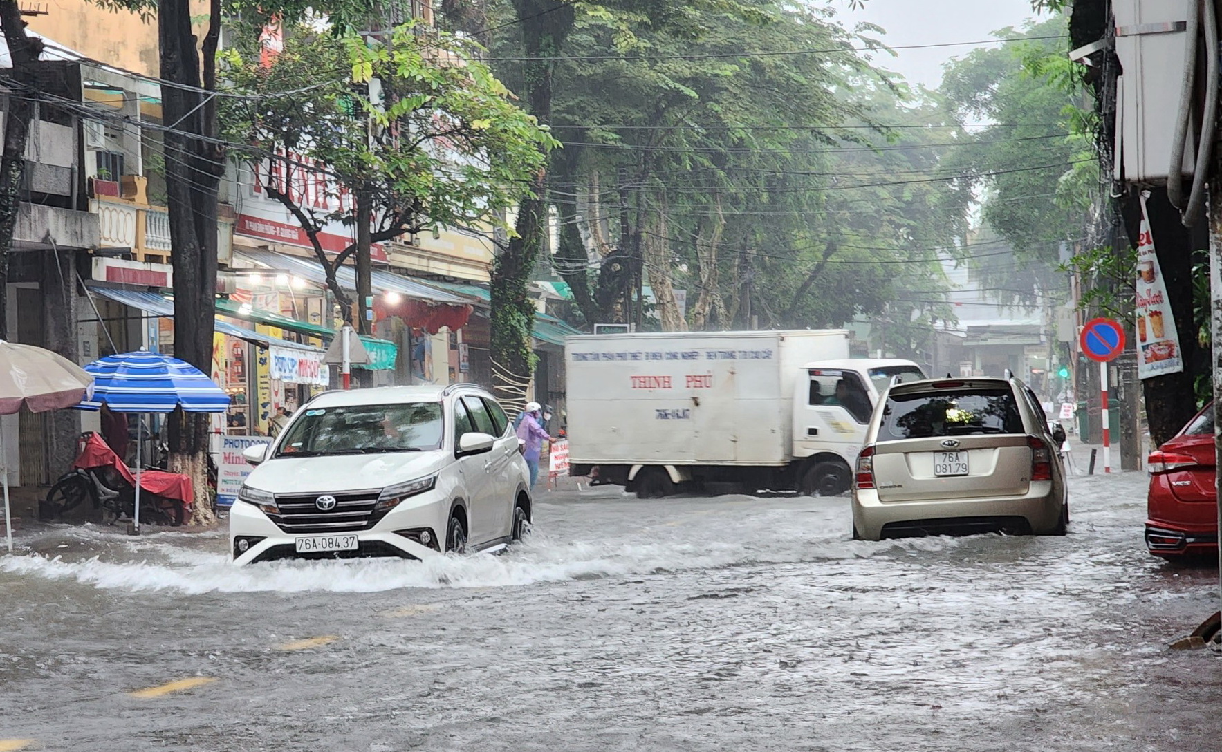 Mưa như trút, đường phố Quảng Ngãi ngập trong biển nước - Ảnh 10.