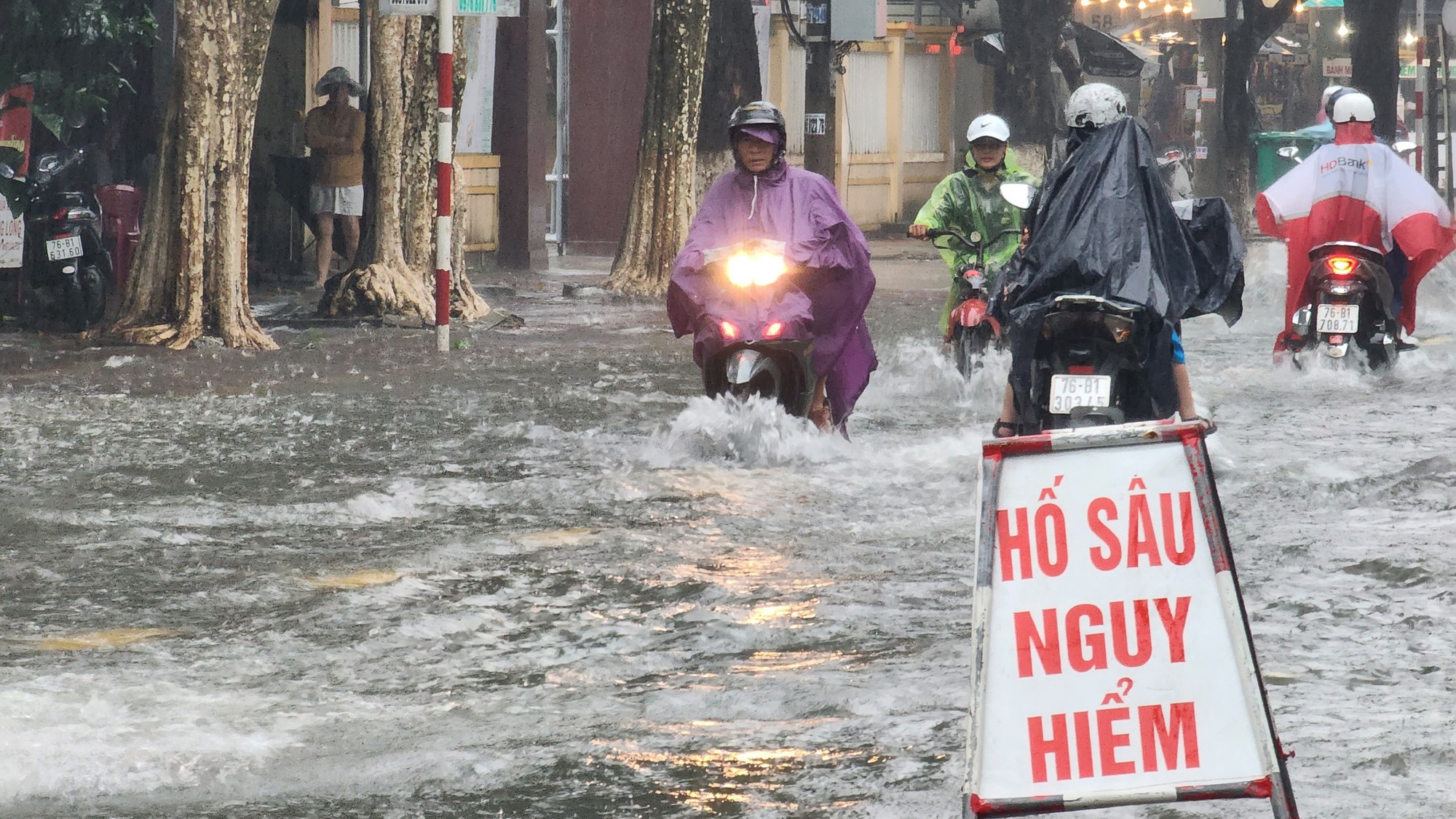 Mưa như trút, đường phố Quảng Ngãi ngập trong biển nước - Ảnh 3.