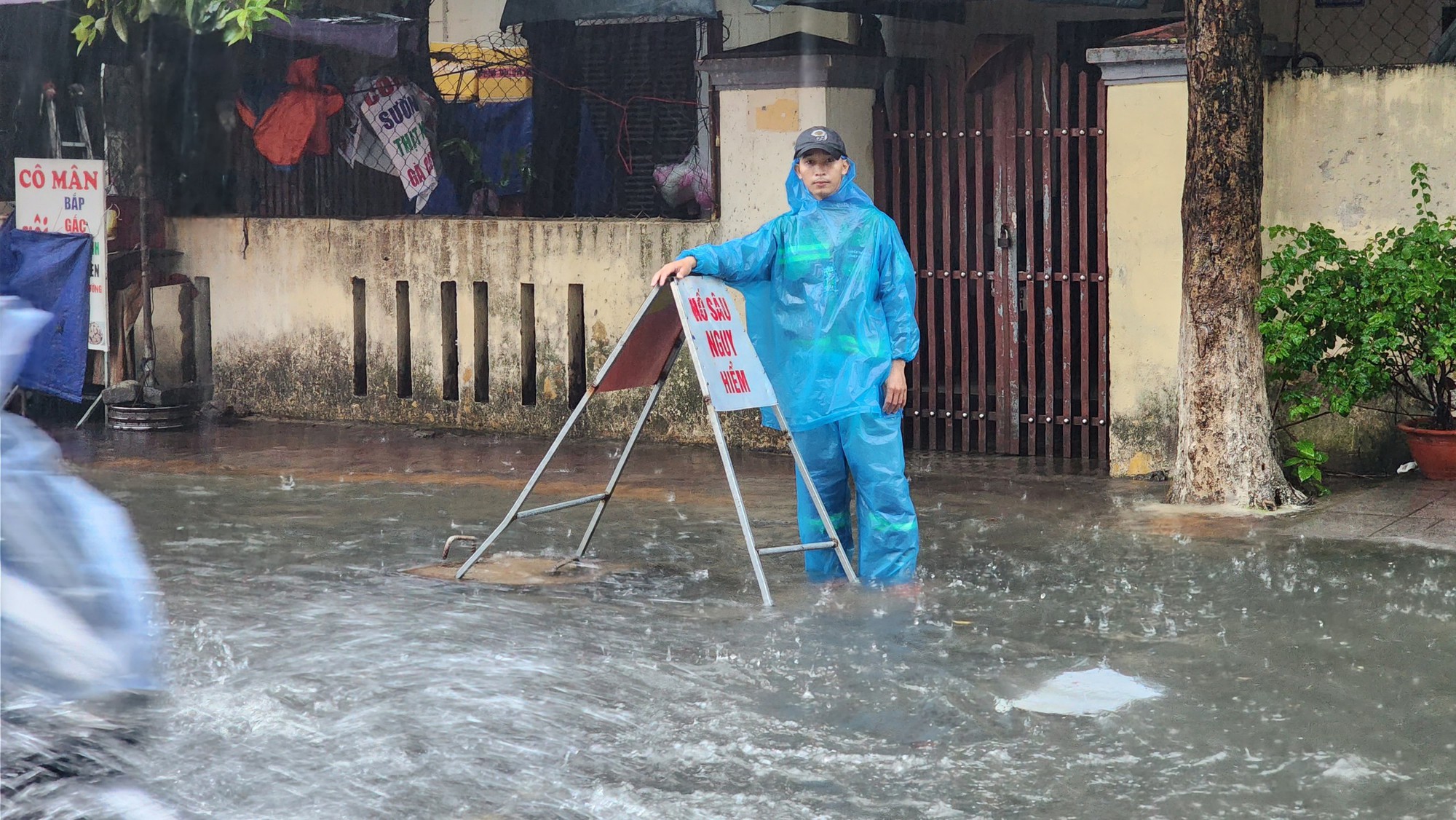 Mưa như trút, đường phố Quảng Ngãi ngập trong biển nước - Ảnh 5.