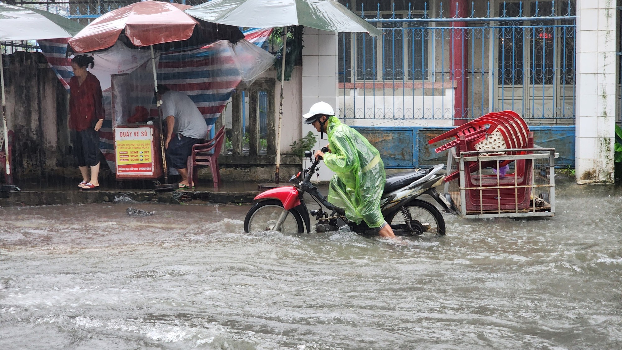 Mưa như trút, đường phố Quảng Ngãi ngập trong biển nước - Ảnh 6.