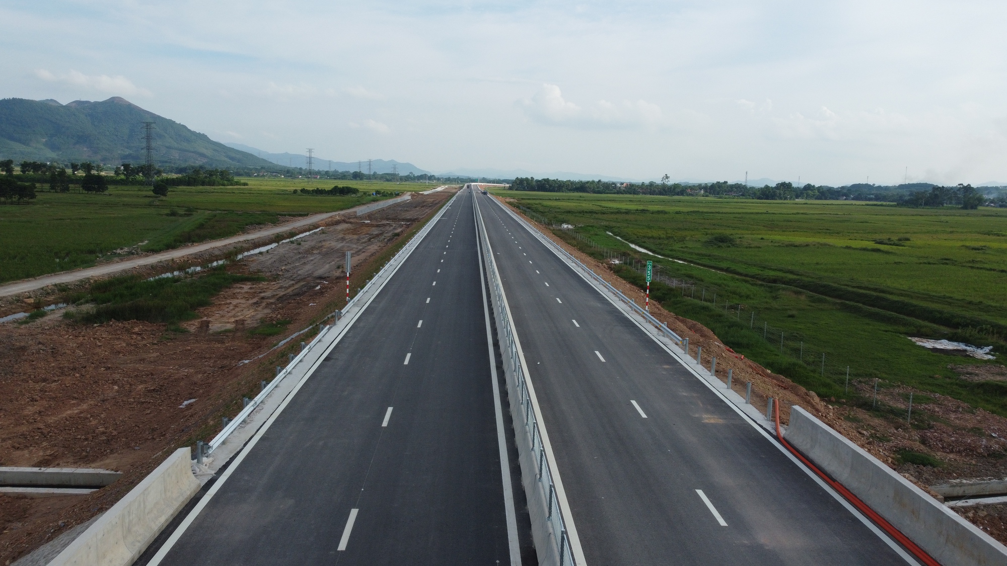 Tạm dừng khai thác một số đoạn tuyến, phục vụ khánh thành cao tốc qua Thanh Hoá, Nghệ An - Ảnh 1.
