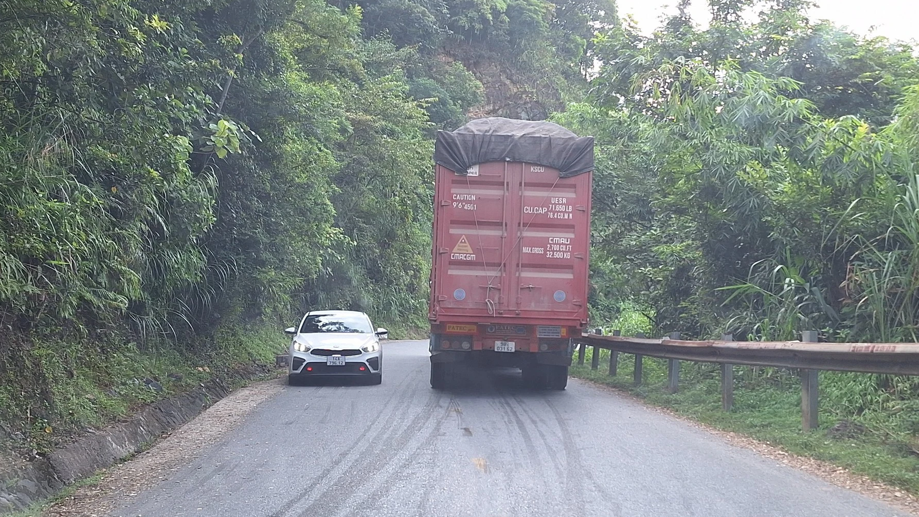 Hàng chục container chở dăm gỗ quá khổ, quá tải từ Bắc Giang về Quảng Ninh tiêu thụ - Ảnh 1.
