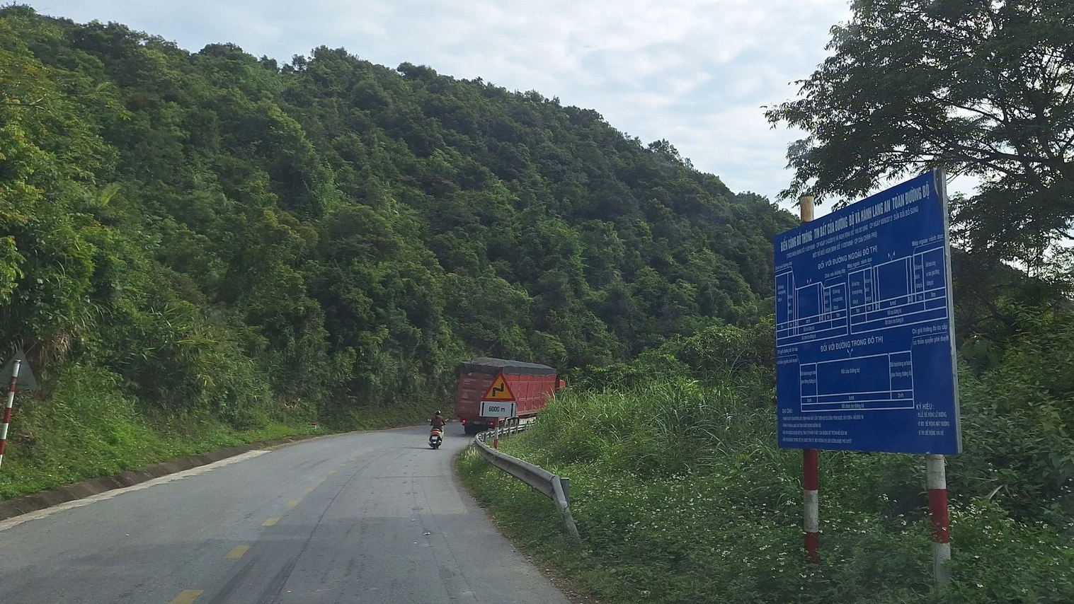 Hàng chục container chở dăm gỗ quá khổ, quá tải từ Bắc Giang về Quảng Ninh tiêu thụ - Ảnh 2.