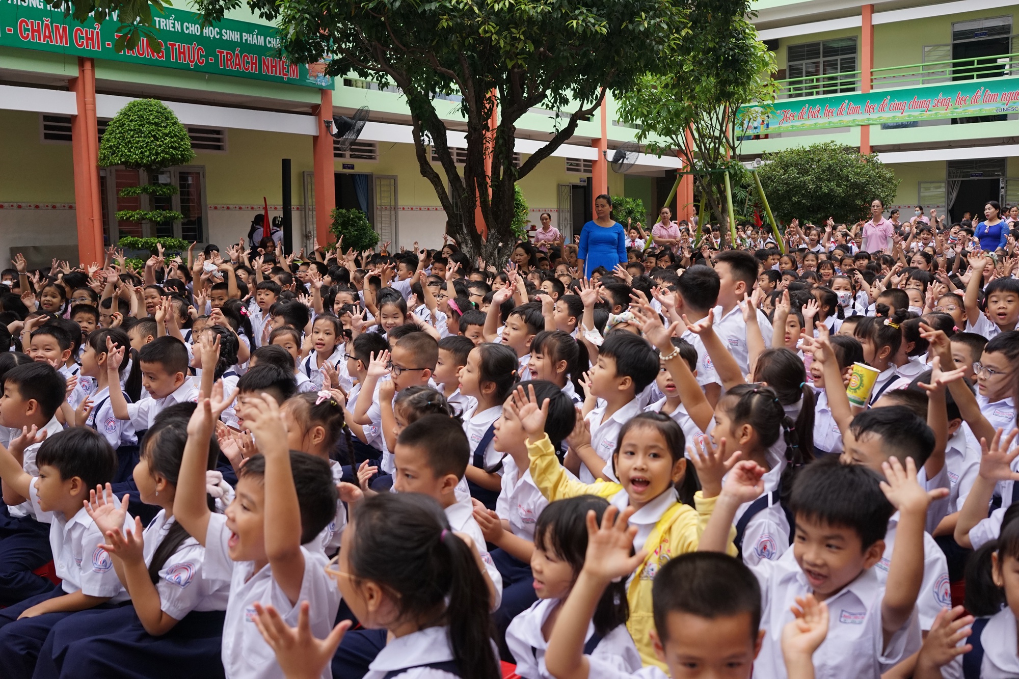 HEAD Sơn Minh trao mũ bảo hiểm cho học sinh trường tiểu học Đinh Tiên Hoàng (TP Thủ Đức) - Ảnh 3.