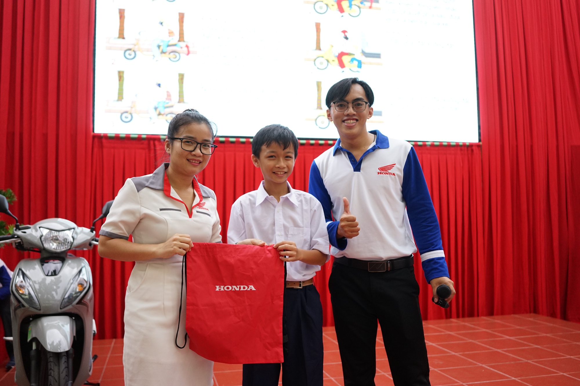 HEAD Sơn Minh trao mũ bảo hiểm cho học sinh trường tiểu học Đinh Tiên Hoàng (TP Thủ Đức) - Ảnh 1.