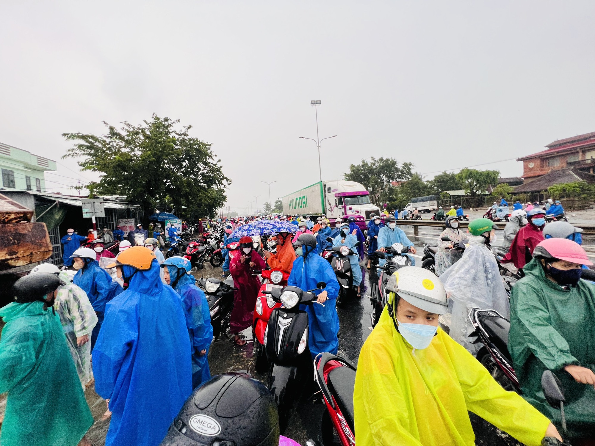 Xe máy xếp dãy chờ qua vùng ngập quốc lộ 1A Quảng Nam sáng đầu tuần - Ảnh 3.
