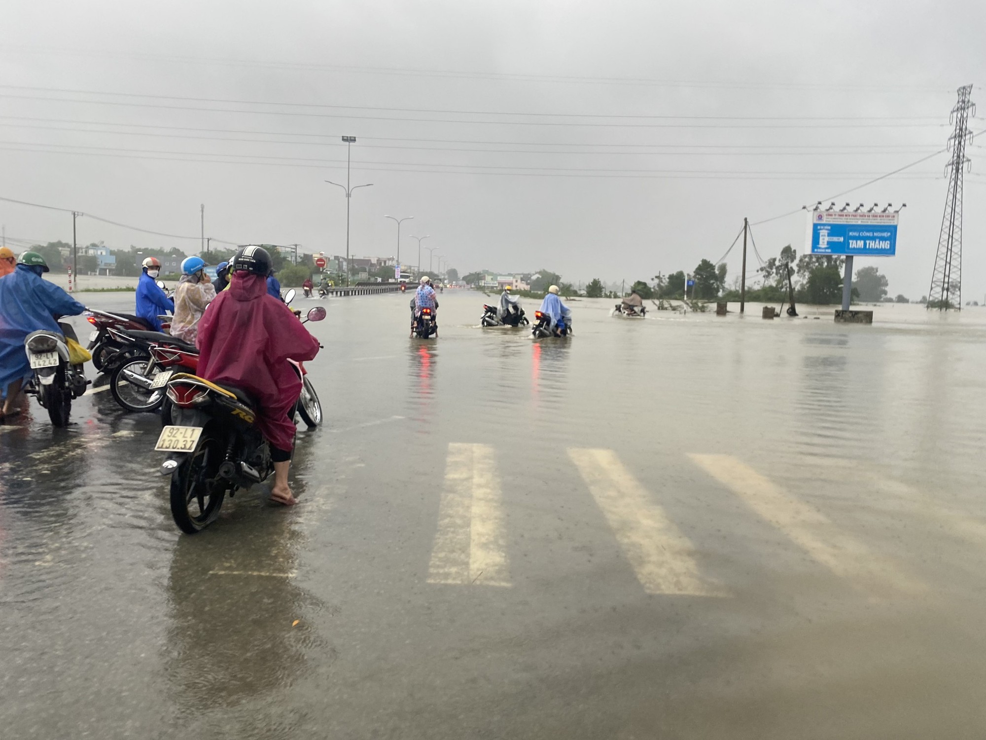 Xe máy xếp dãy chờ qua vùng ngập quốc lộ 1A Quảng Nam sáng đầu tuần - Ảnh 7.