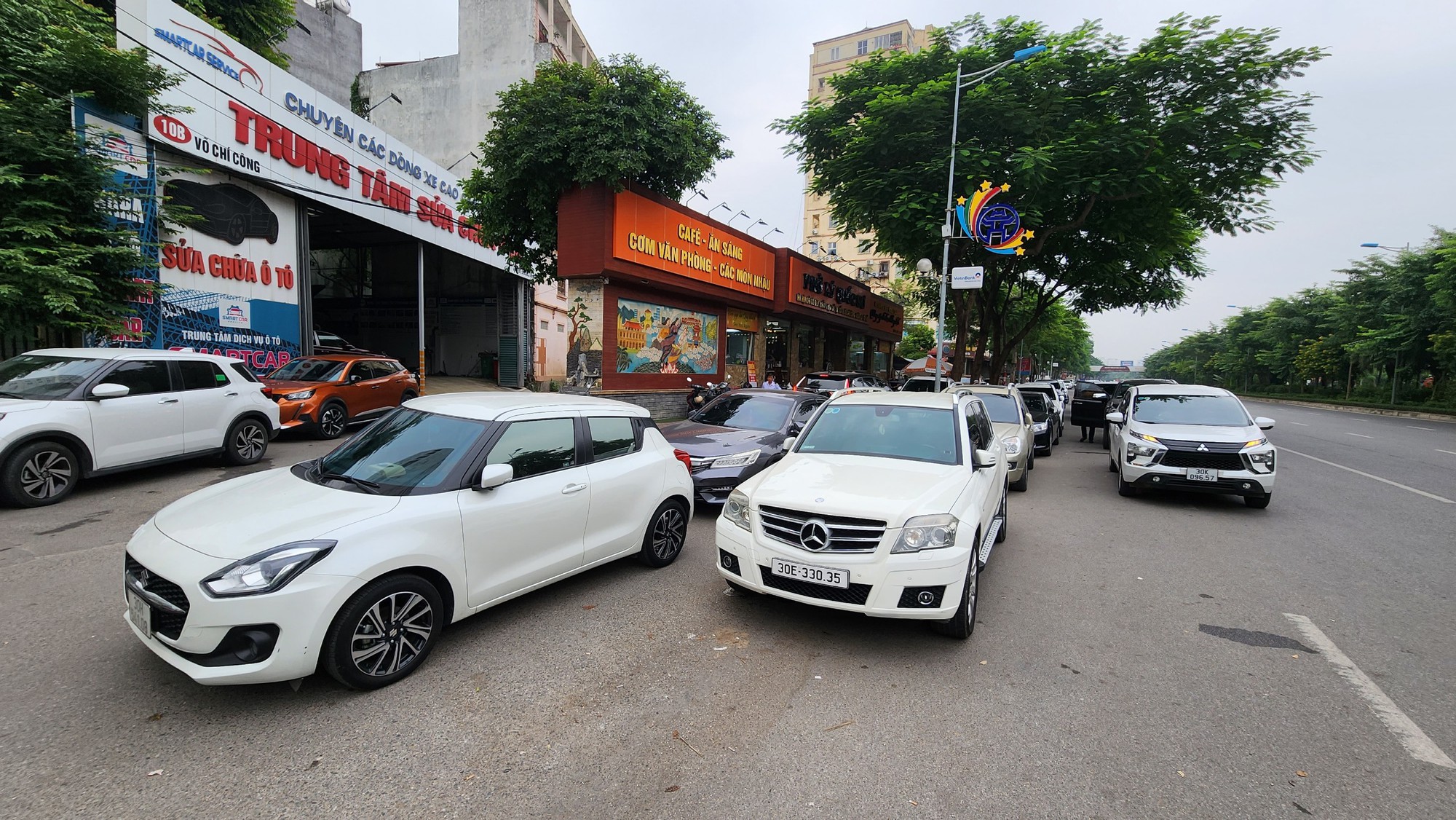   Hà Nội: Ngang nhiên biến vỉa hè, lòng đường Võ Chí Công thành nơi đỗ xe, kinh doanh  - Ảnh 1.