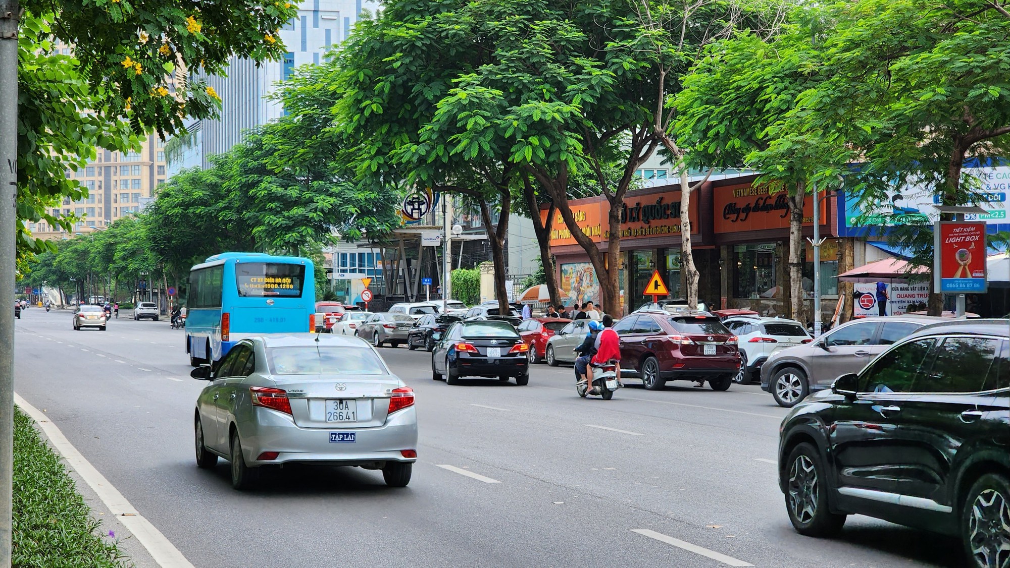   Hà Nội: Ngang nhiên biến vỉa hè, lòng đường Võ Chí Công thành nơi đỗ xe, kinh doanh  - Ảnh 10.