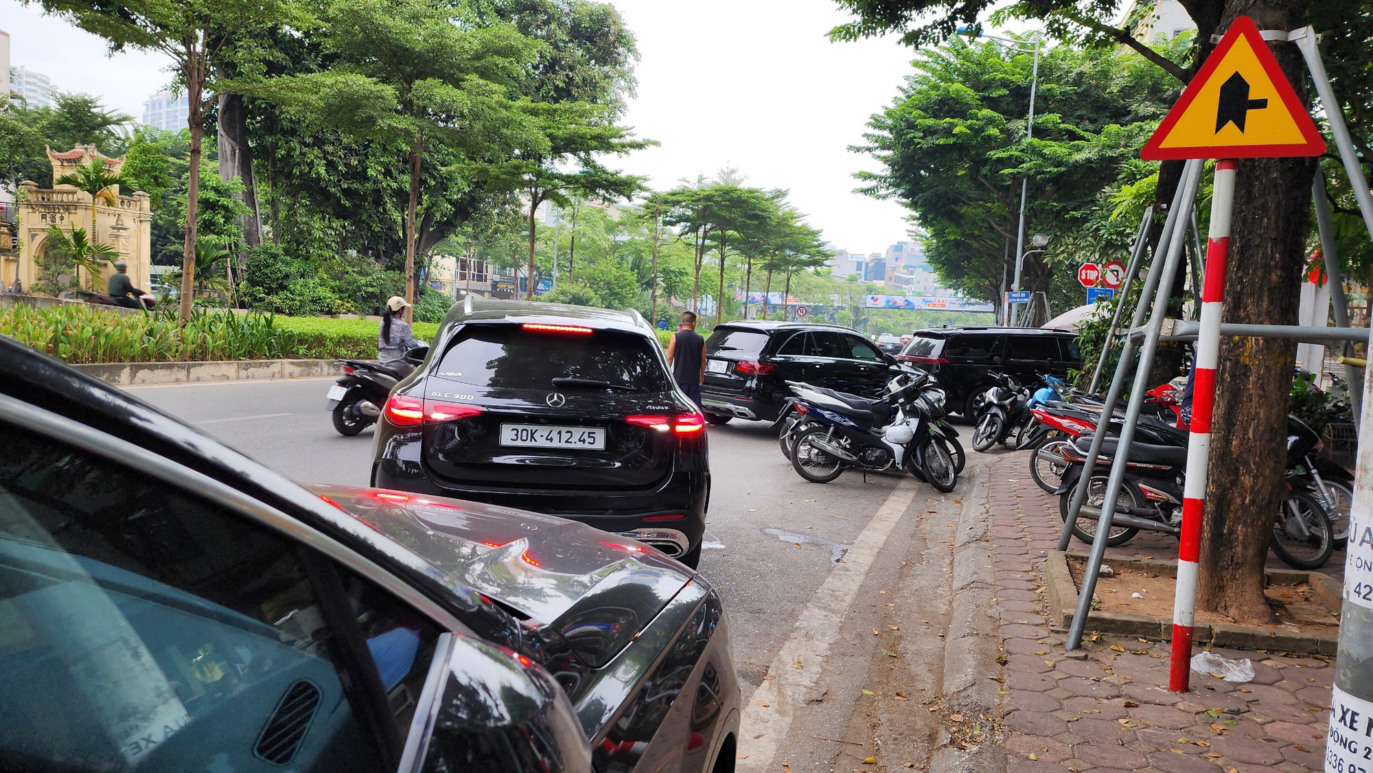   Hà Nội: Ngang nhiên biến vỉa hè, lòng đường Võ Chí Công thành nơi đỗ xe, kinh doanh  - Ảnh 11.