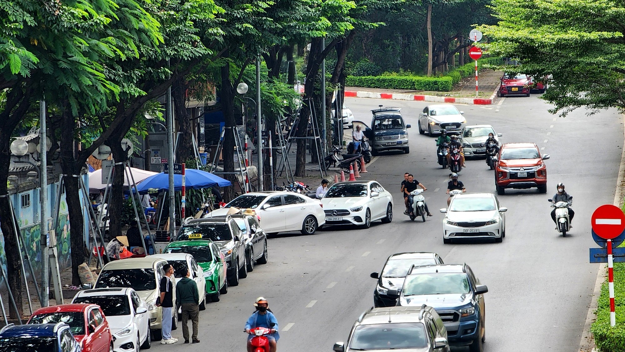   Hà Nội: Ngang nhiên biến vỉa hè, lòng đường Võ Chí Công thành nơi đỗ xe, kinh doanh  - Ảnh 12.