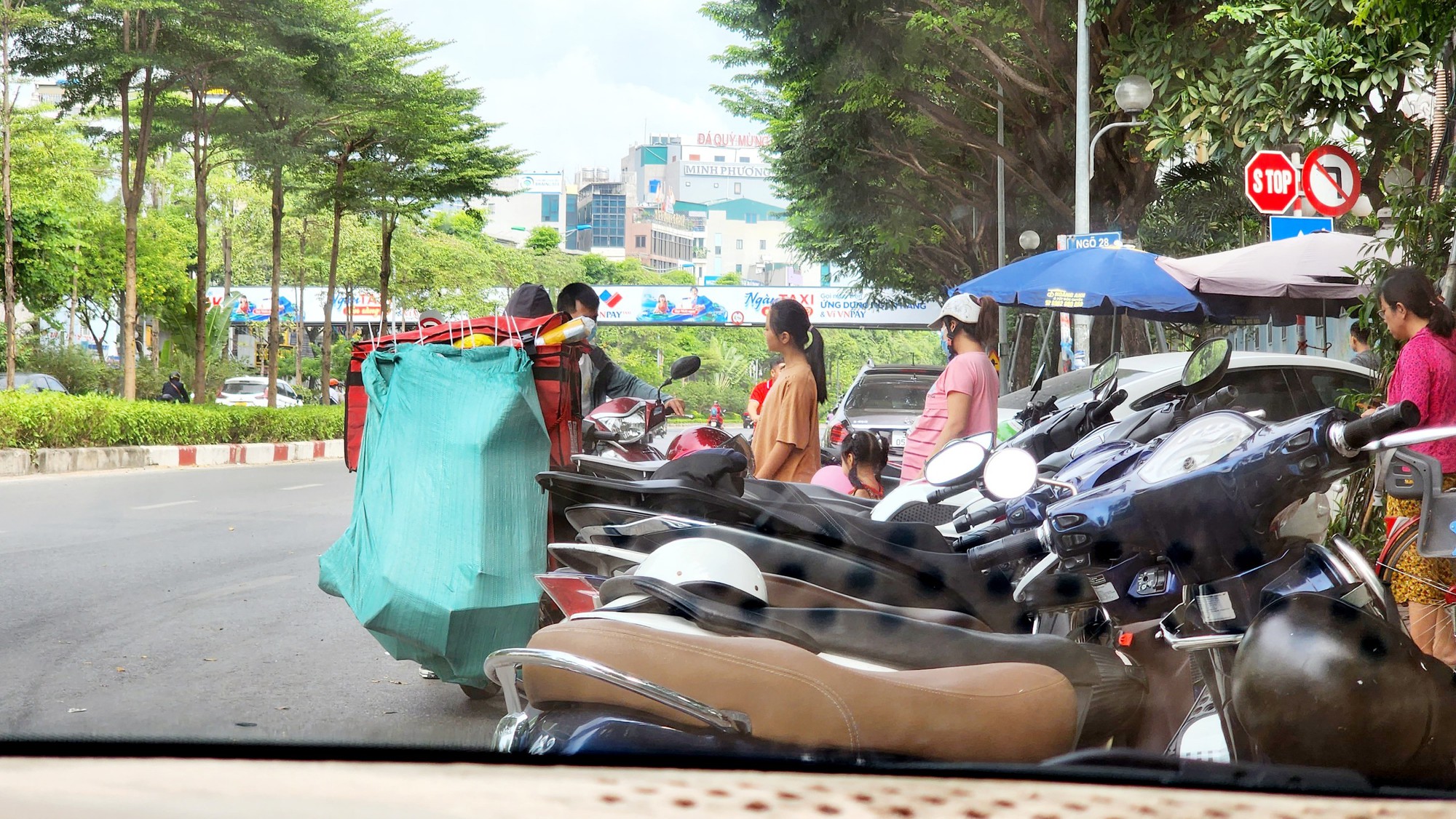   Hà Nội: Ngang nhiên biến vỉa hè, lòng đường Võ Chí Công thành nơi đỗ xe, kinh doanh  - Ảnh 13.