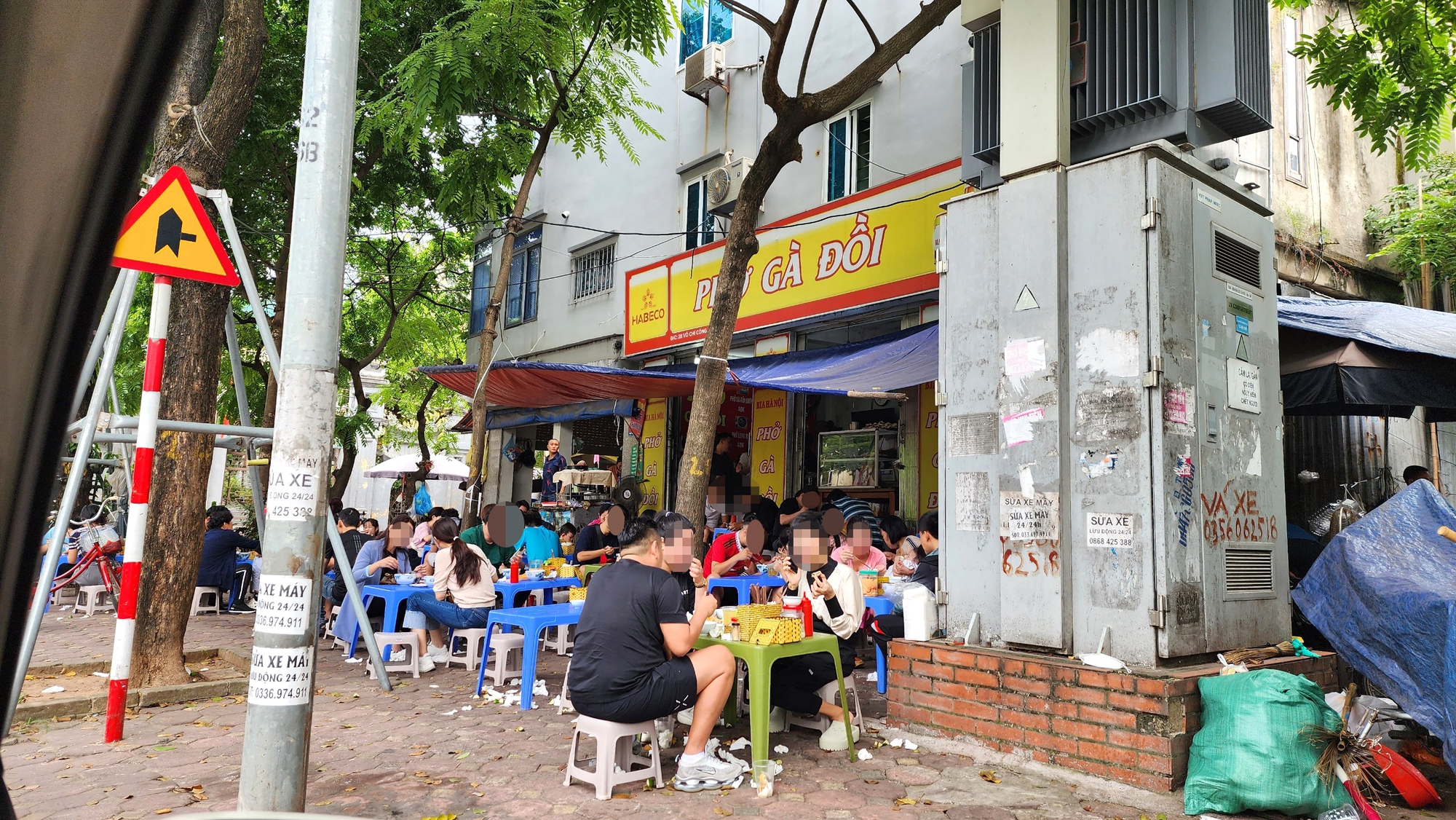   Hà Nội: Ngang nhiên biến vỉa hè, lòng đường Võ Chí Công thành nơi đỗ xe, kinh doanh  - Ảnh 14.