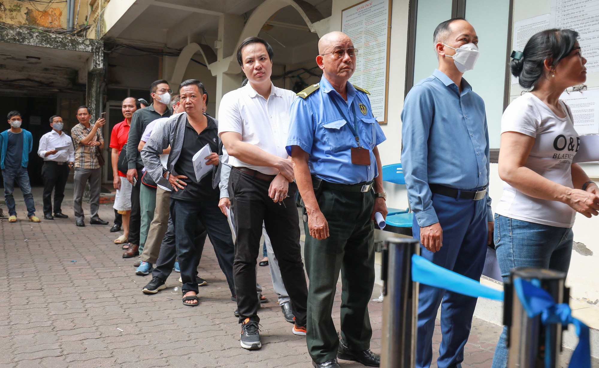 Người dân xếp hàng đổi giấy phép lái xe ở Hà Nội - Ảnh 2.