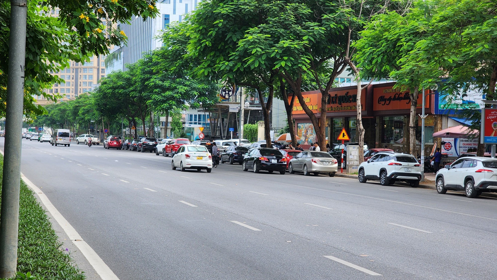   Hà Nội: Ngang nhiên biến vỉa hè, lòng đường Võ Chí Công thành nơi đỗ xe, kinh doanh  - Ảnh 2.