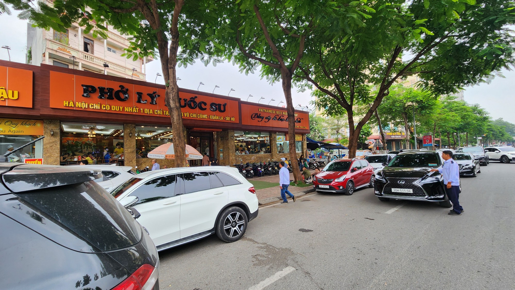   Hà Nội: Ngang nhiên biến vỉa hè, lòng đường Võ Chí Công thành nơi đỗ xe, kinh doanh  - Ảnh 3.
