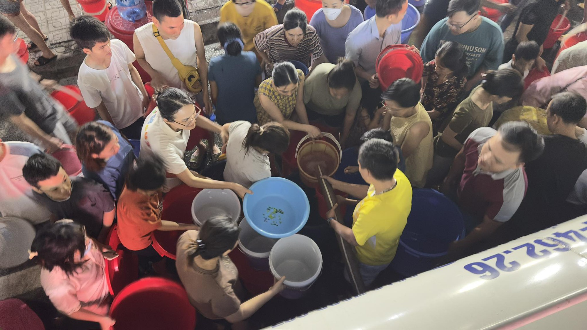 Cư dân Thanh Hà vẫn phải mang xô, châu hứng nước từ xe téc - Ảnh 3.