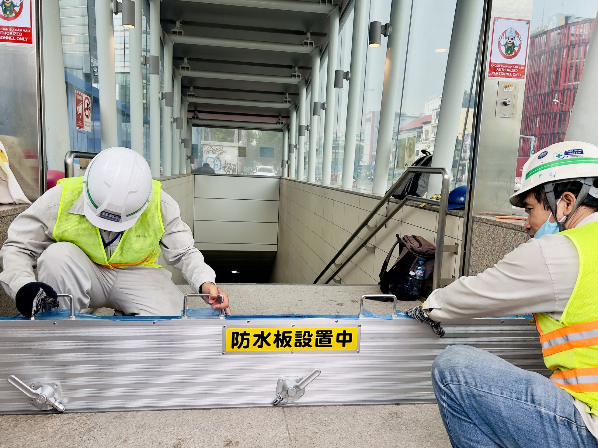 Lắp cửa chắn nước cho ga ngầm metro số 1 - Ảnh 1.