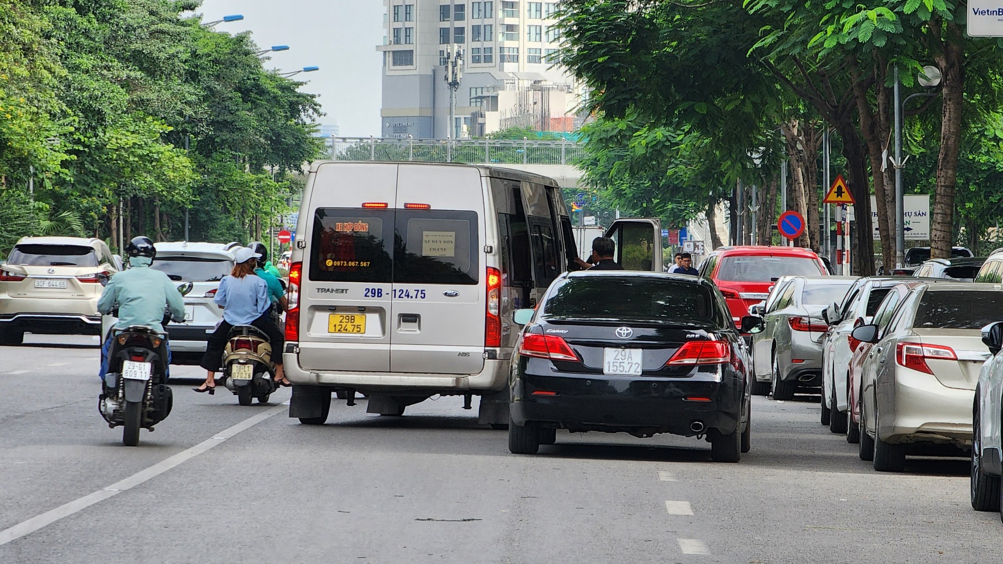   Hà Nội: Ngang nhiên biến vỉa hè, lòng đường Võ Chí Công thành nơi đỗ xe, kinh doanh  - Ảnh 4.