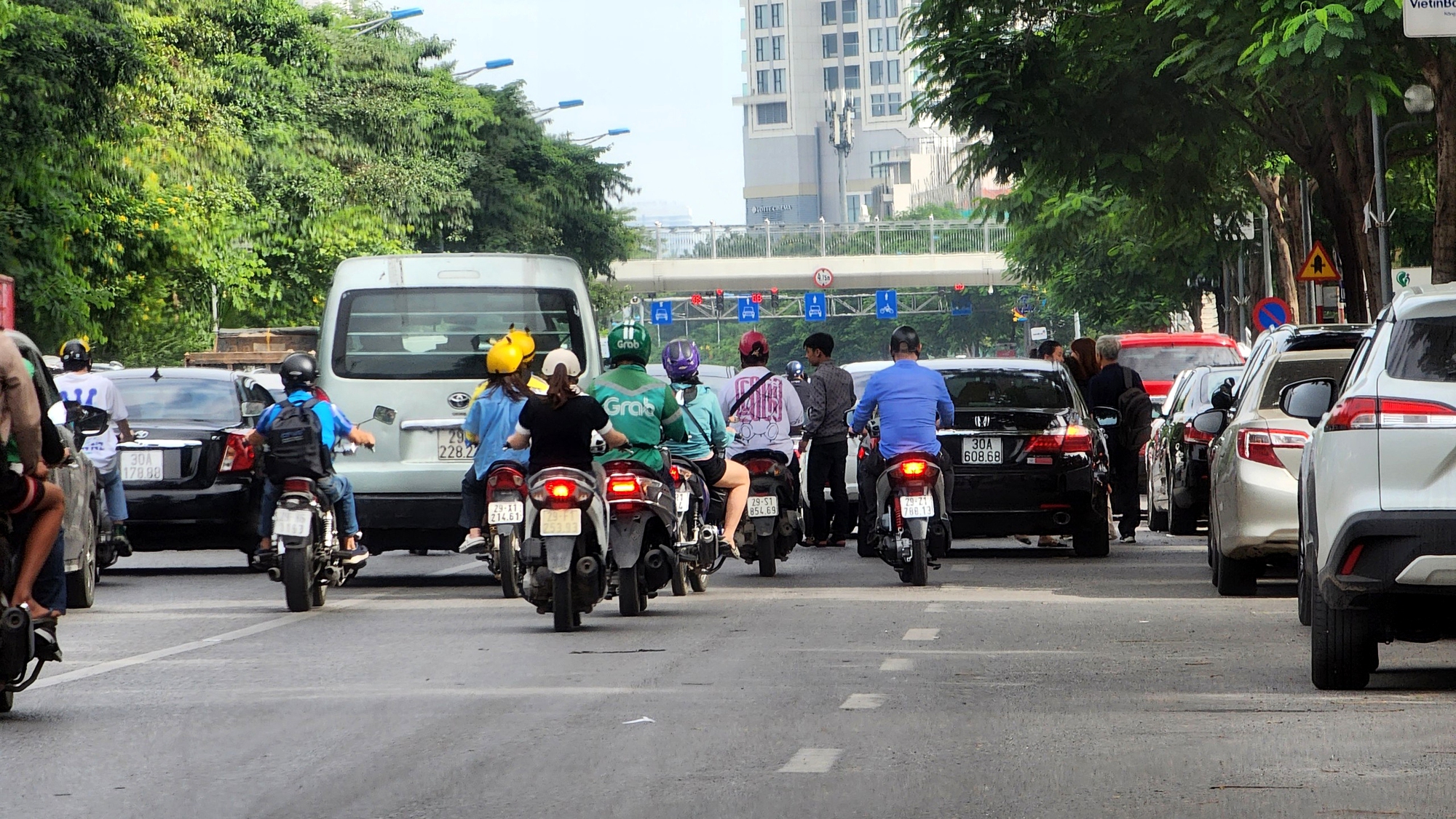   Hà Nội: Ngang nhiên biến vỉa hè, lòng đường Võ Chí Công thành nơi đỗ xe, kinh doanh  - Ảnh 5.