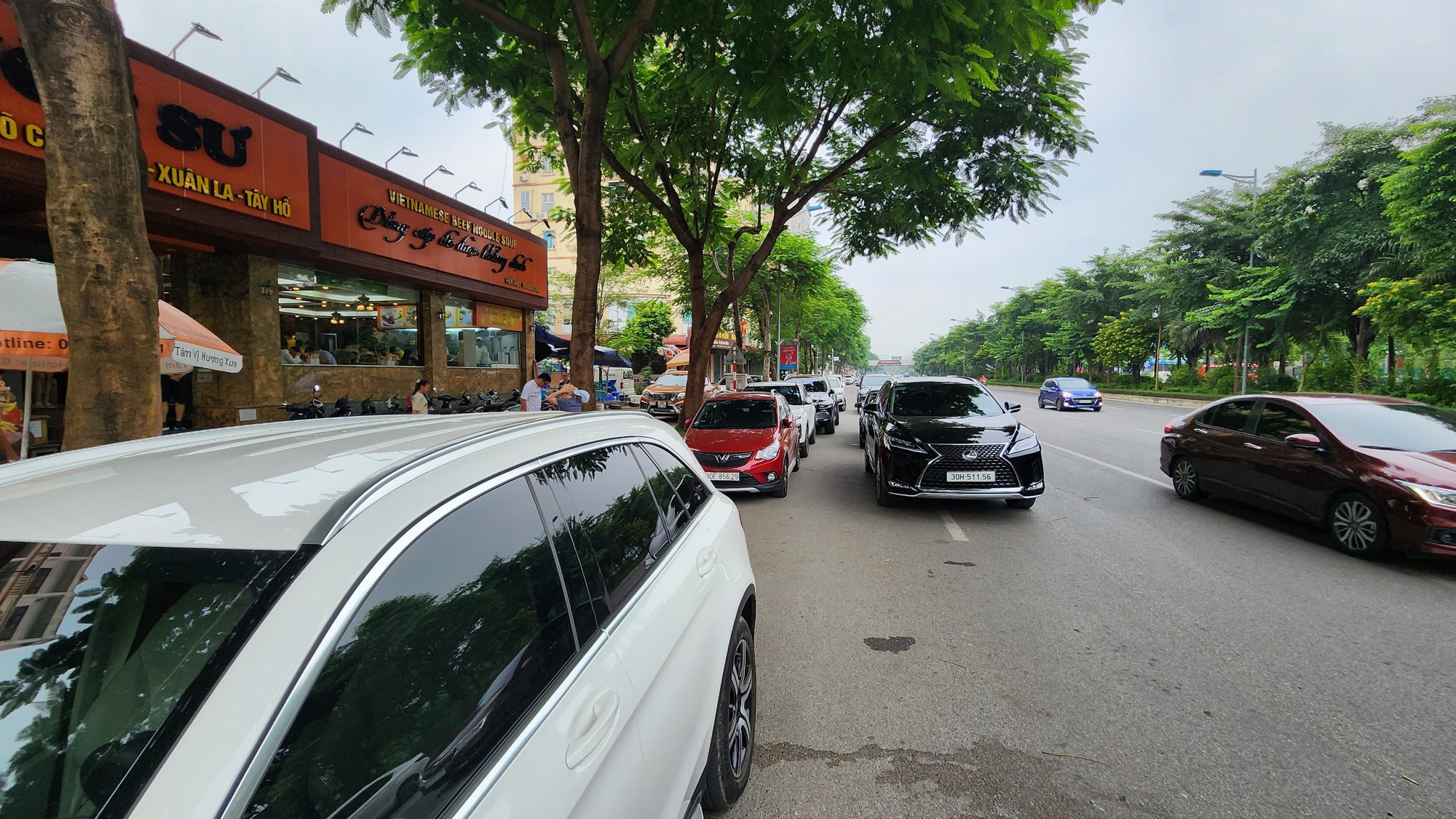   Hà Nội: Ngang nhiên biến vỉa hè, lòng đường Võ Chí Công thành nơi đỗ xe, kinh doanh  - Ảnh 7.