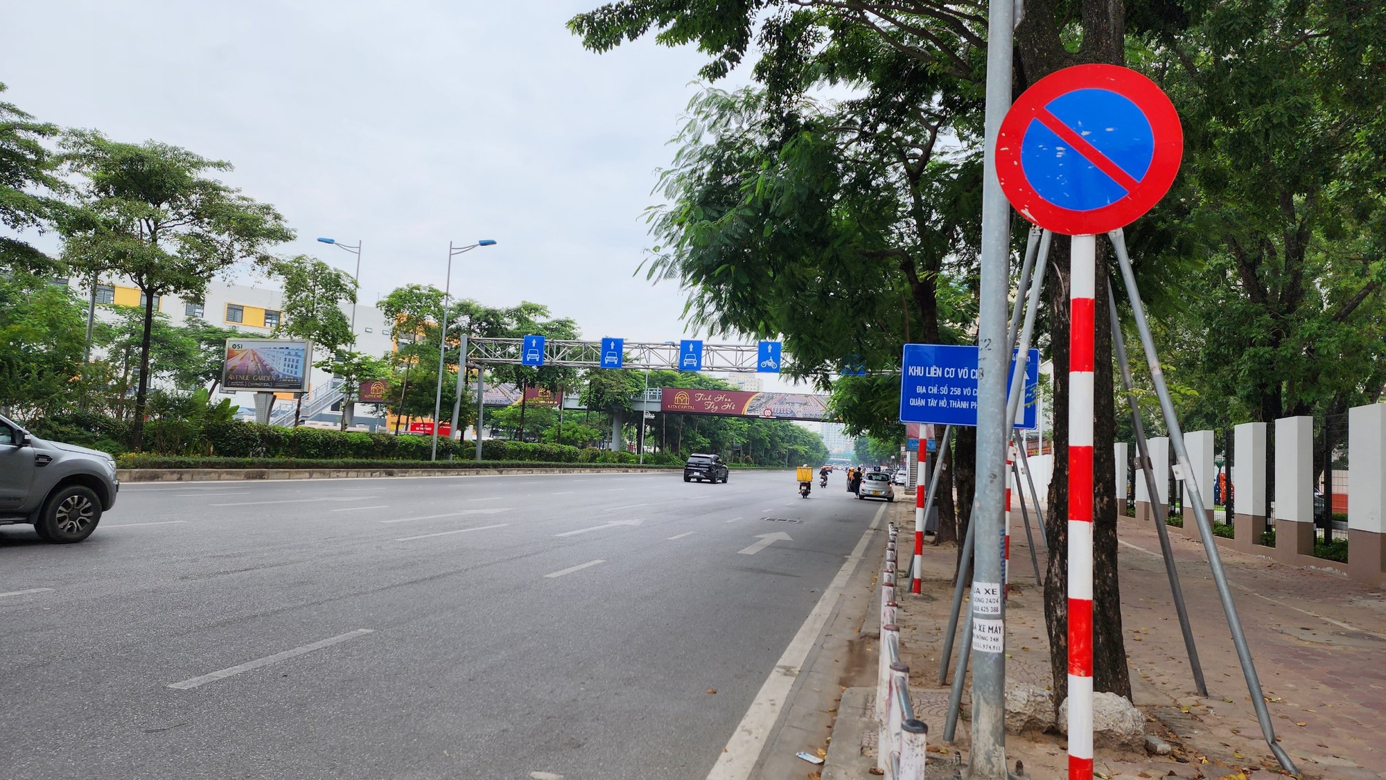   Hà Nội: Ngang nhiên biến vỉa hè, lòng đường Võ Chí Công thành nơi đỗ xe, kinh doanh  - Ảnh 8.