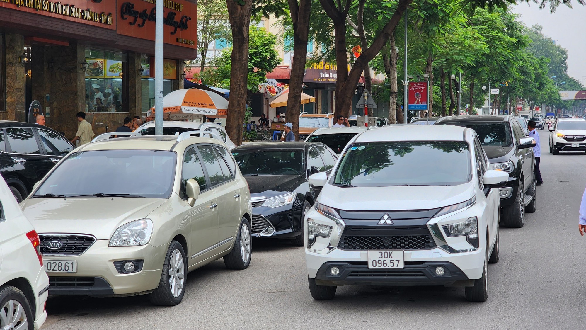   Hà Nội: Ngang nhiên biến vỉa hè, lòng đường Võ Chí Công thành nơi đỗ xe, kinh doanh  - Ảnh 9.