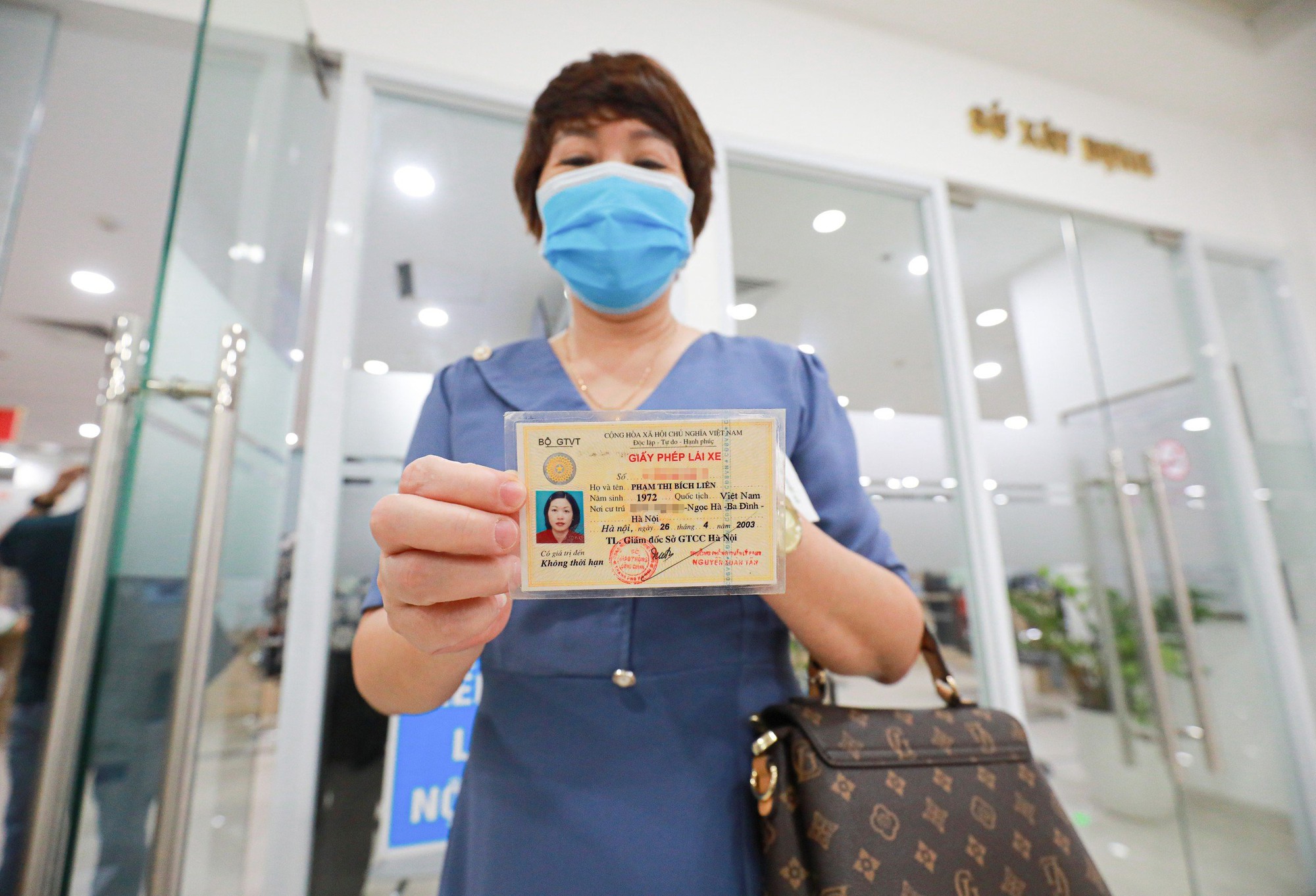 Người dân xếp hàng đổi giấy phép lái xe ở Hà Nội - Ảnh 10.