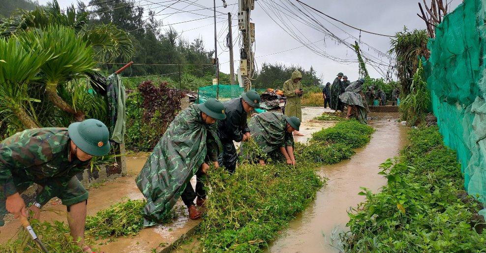 Mưa lớn gây ngập úng, nông dân Lý Sơn tất tả thu hoạch cây đặc sản - Ảnh 10.