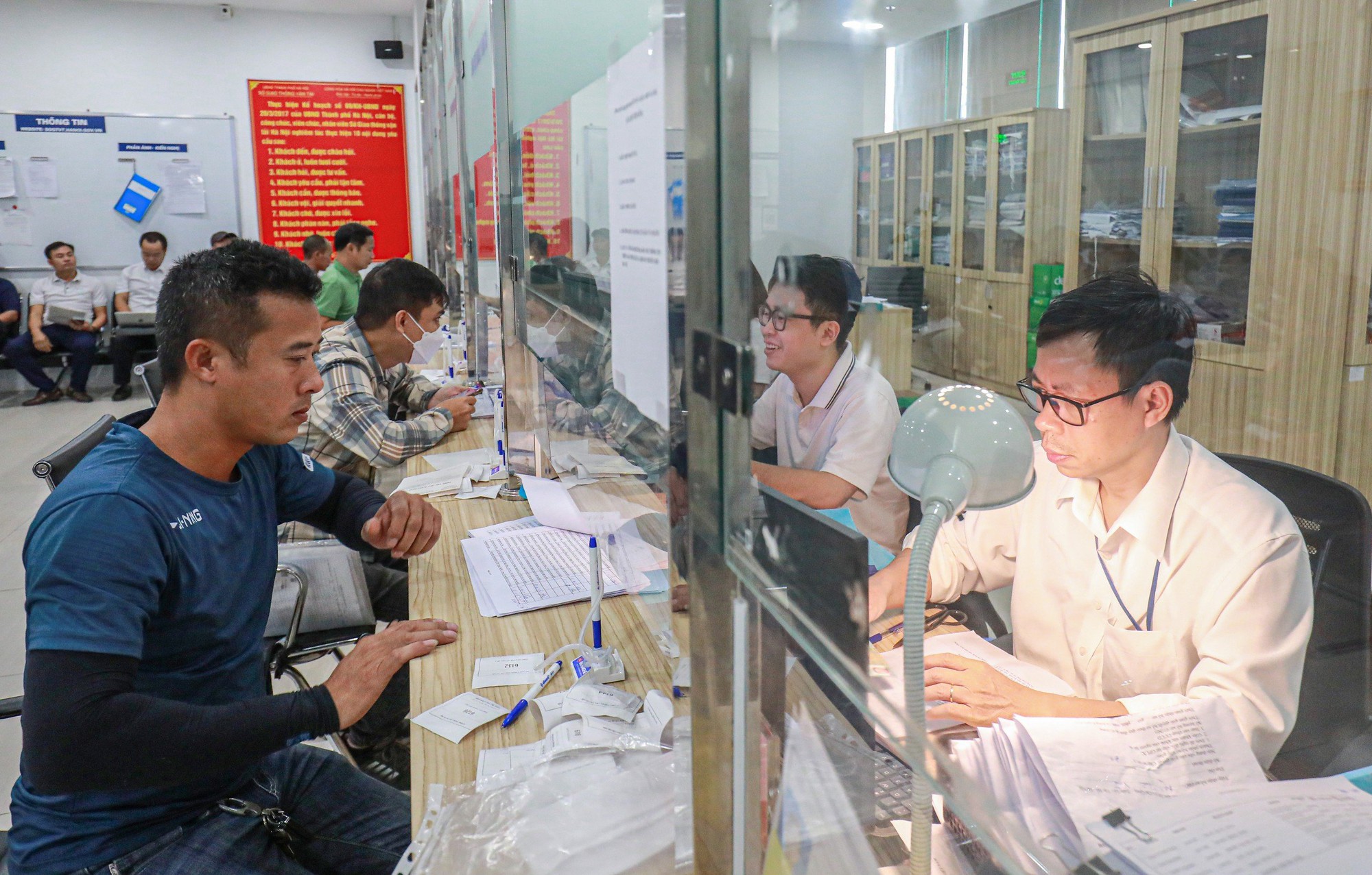 Người dân xếp hàng đổi giấy phép lái xe ở Hà Nội - Ảnh 11.