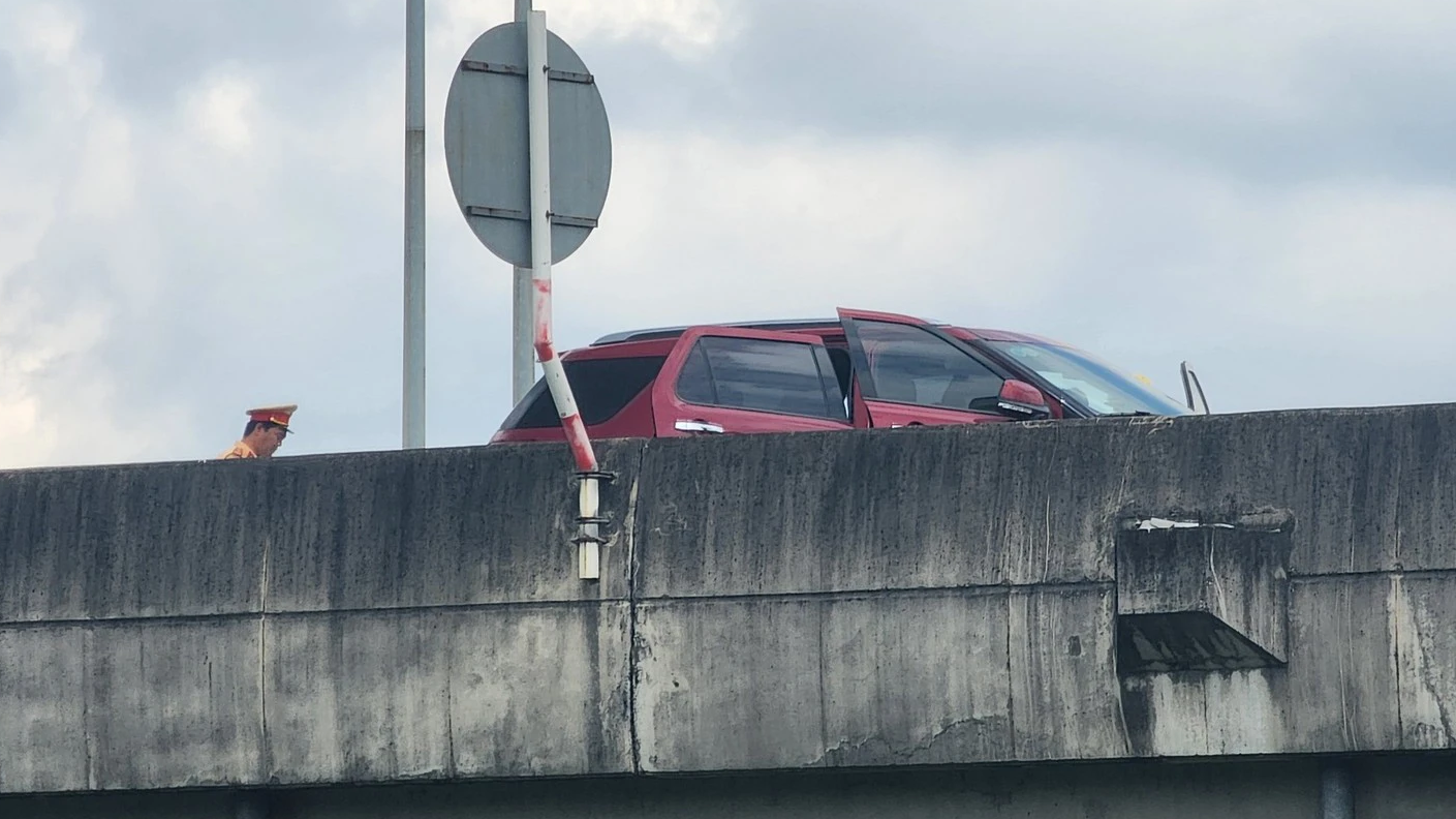 Công an điều tra vụ tài xế chết dưới cầu cạn cao tốc TP.HCM - Long Thành - Dầu Giây - Ảnh 1.