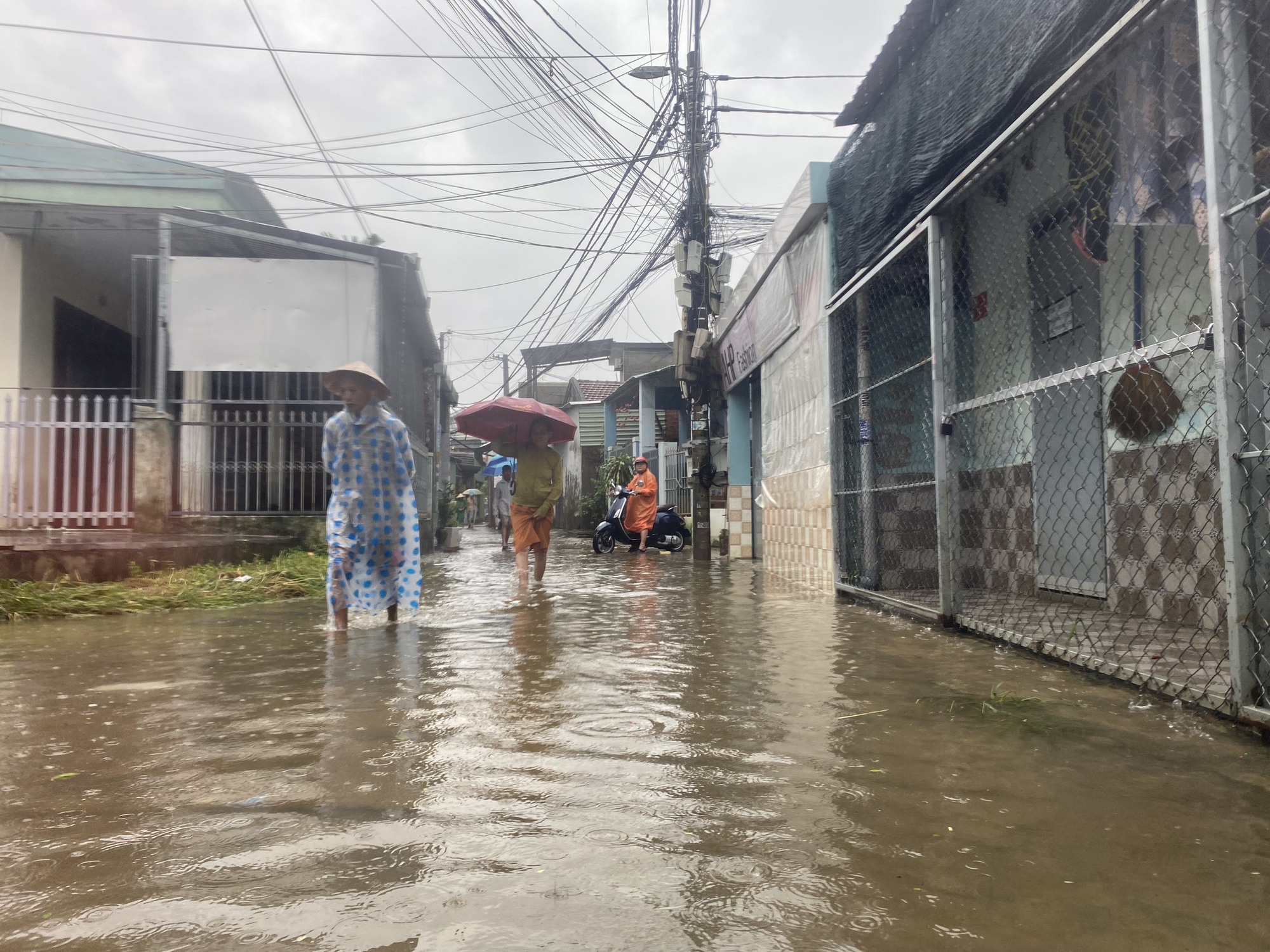 Đà Nẵng: Dân ngán ngẩm vì cứ mưa to là chạy lụt - Ảnh 1.