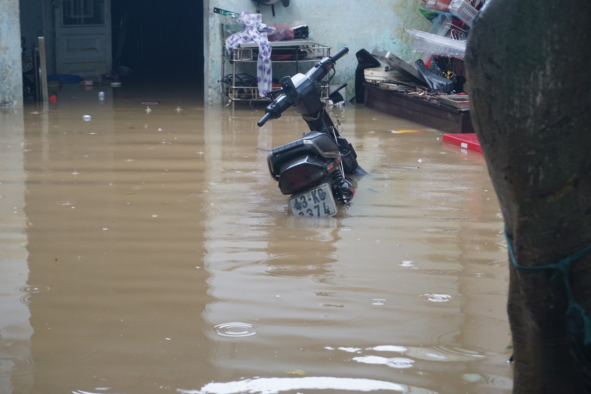 Đà Nẵng: Dân ngán ngẩm vì cứ mưa to là chạy lụt - Ảnh 2.