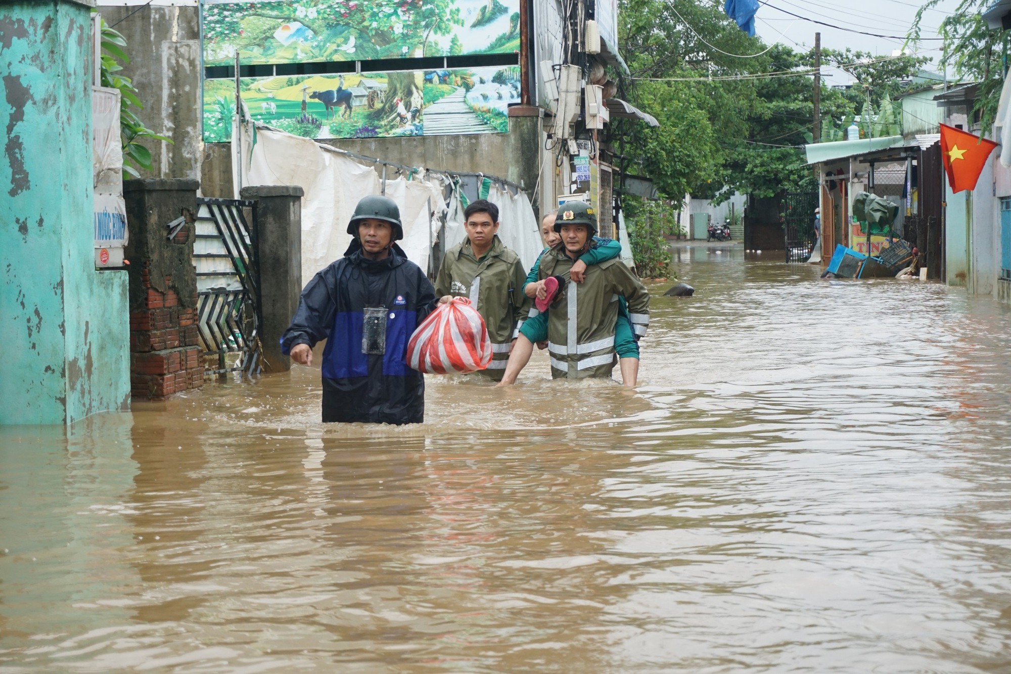 Đà Nẵng: Dân ngán ngẩm vì cứ mưa to là chạy lụt - Ảnh 3.