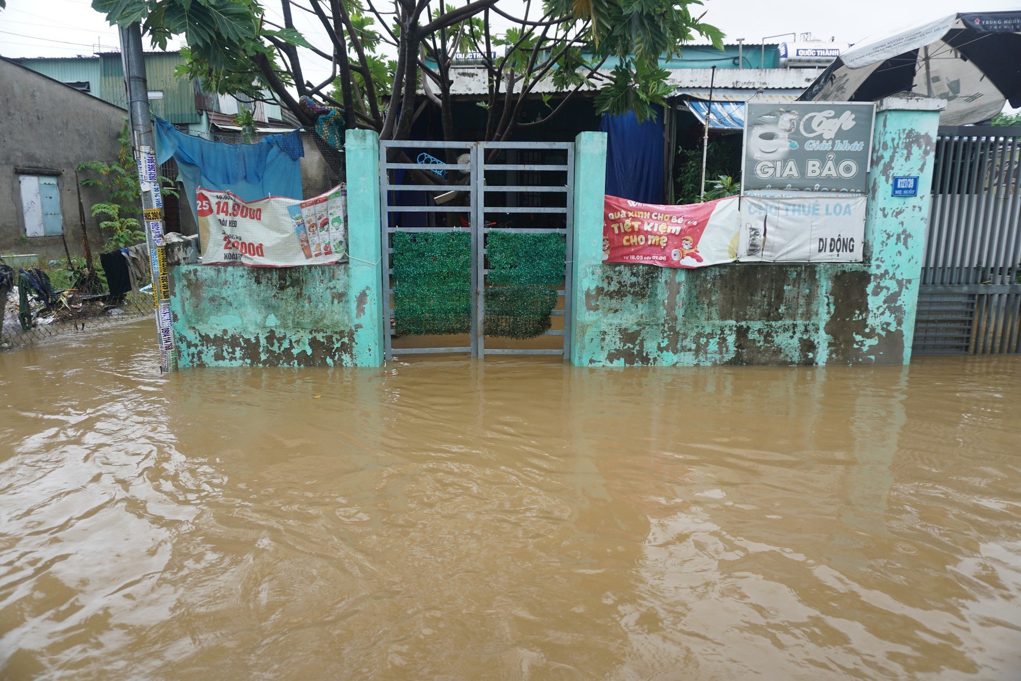 Đà Nẵng: Dân ngán ngẩm vì cứ mưa to là chạy lụt - Ảnh 7.