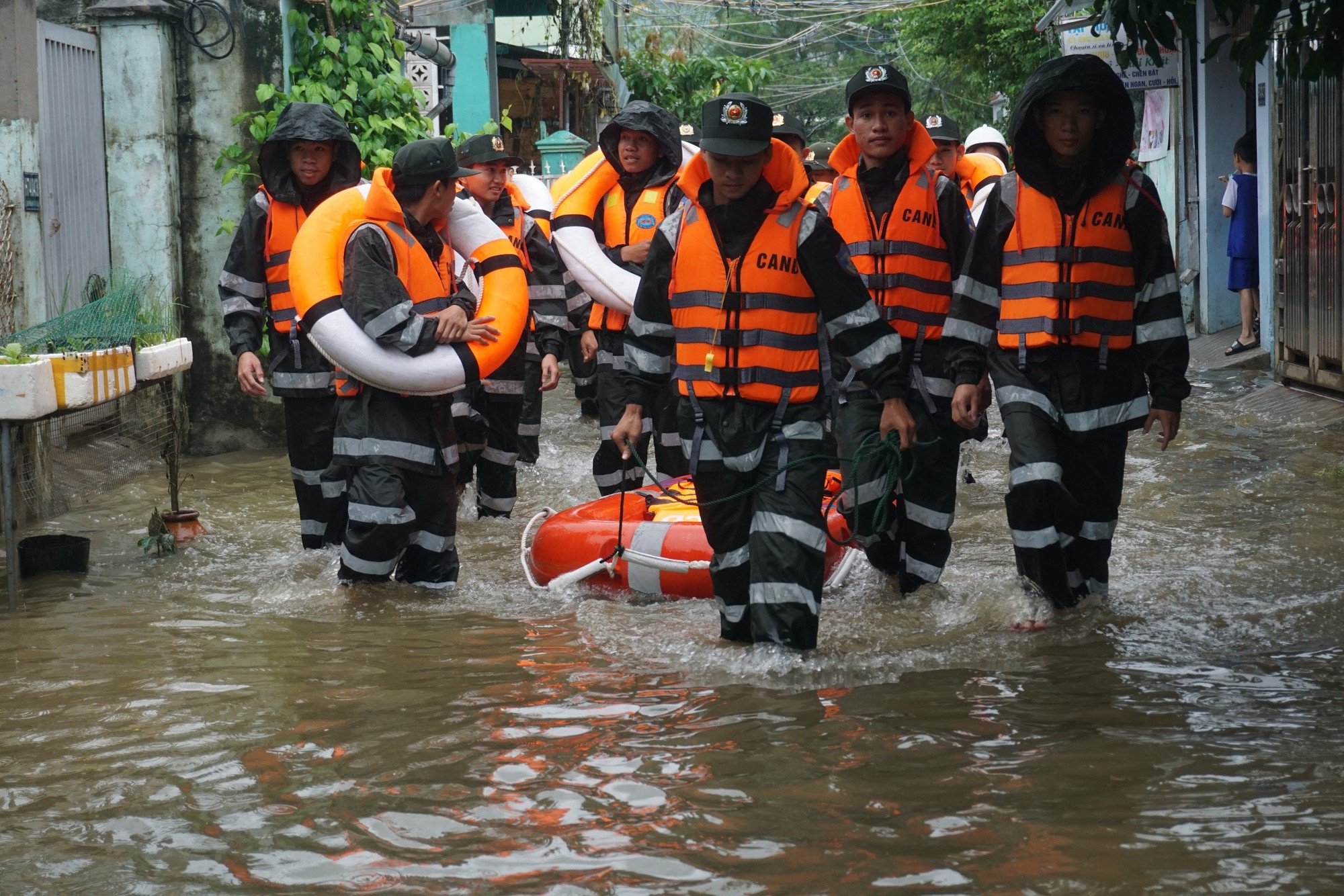 Đà Nẵng: Dân ngán ngẩm vì cứ mưa to là chạy lụt - Ảnh 9.