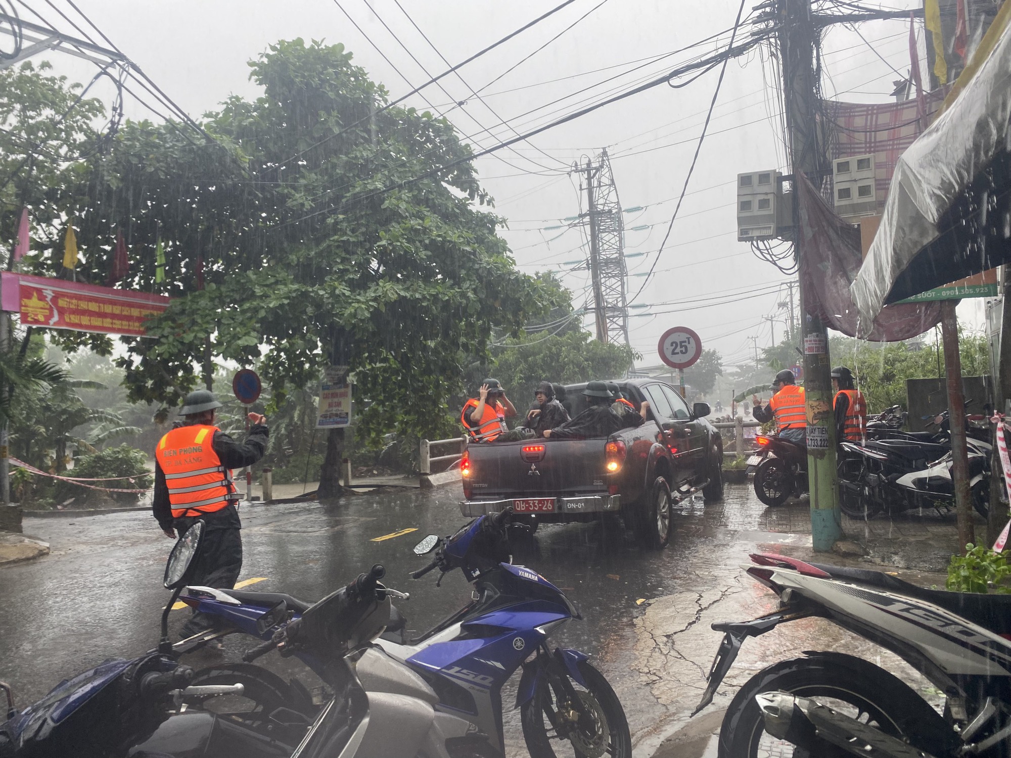 Đà Nẵng: Dân ngán ngẩm vì cứ mưa to là chạy lụt - Ảnh 8.