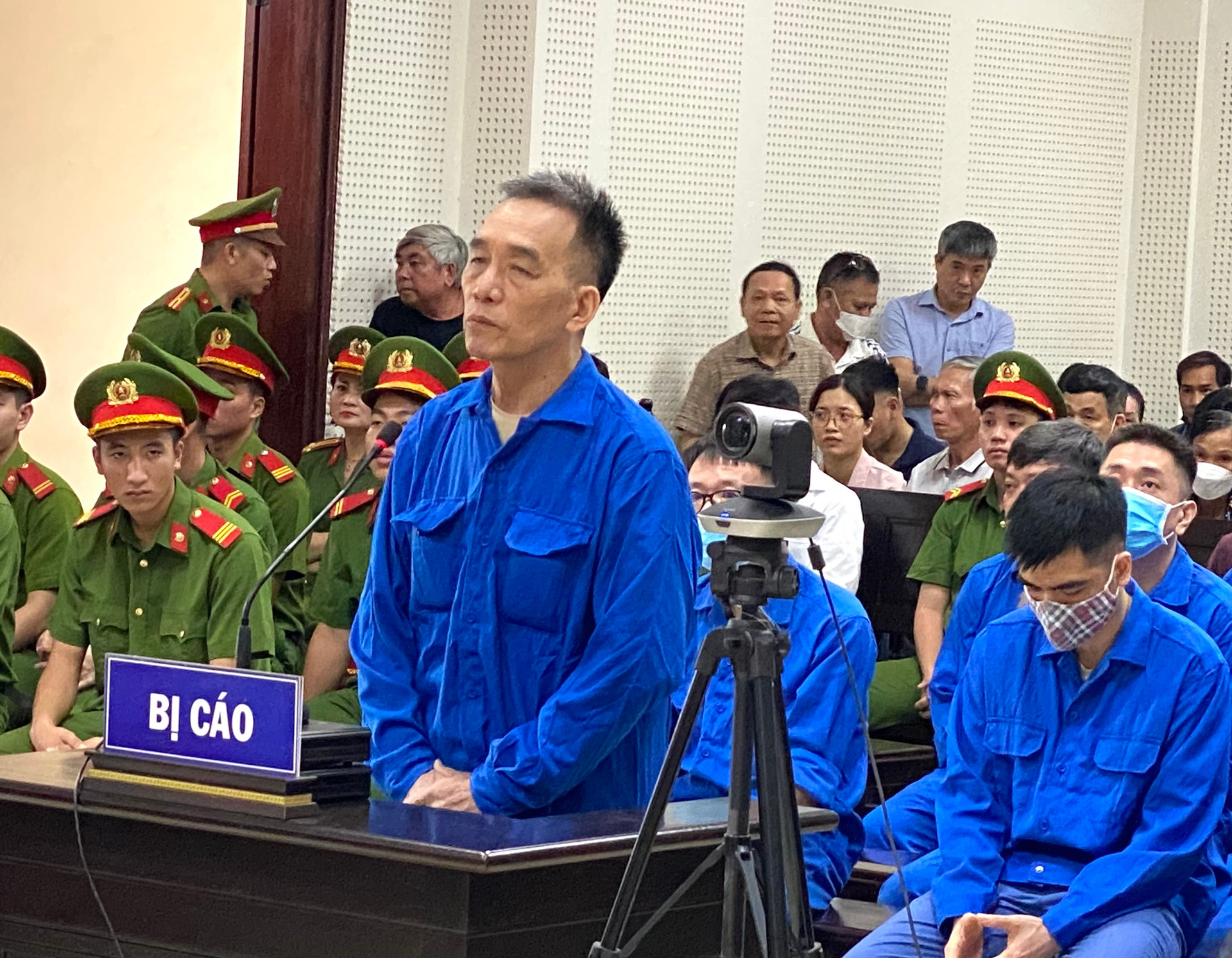 Cựu Giám đốc Sở GD&ĐT tỉnh Quảng Ninh và đồng bị tuyên phạt bao nhiêu năm tù? - Ảnh 3.