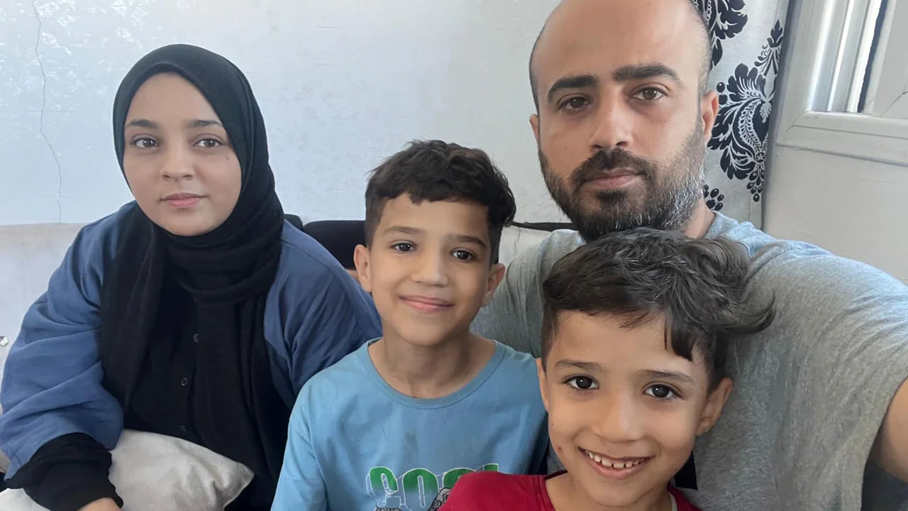 Phóng viên CNN chạy khỏi Gaza: “Tên lửa nã xuống nơi vợ con tôi mới rời đi” - Ảnh 1.