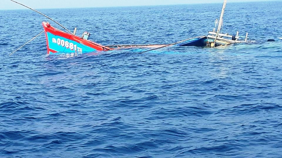 Hai tàu cá Quảng Nam bị chìm, 15 ngư dân đang mất tích - Ảnh 1.